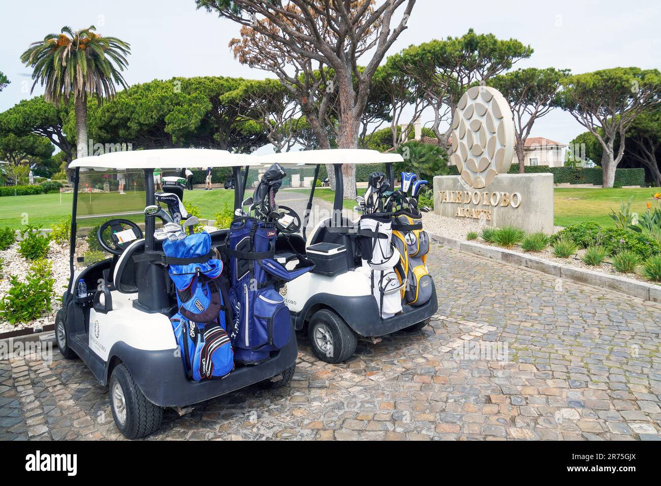 Begrüßungsschild am Golfklub und Golfplatz Vale do Lobo, mit Golfbuggies und Golfschlägern, algarve, portugal. Stockfoto