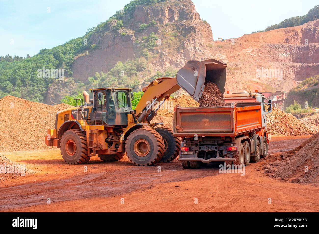 Ladung eines Lkws, Steinbruch, Harsteinwerke Düro in Taben-Rodt, Saartal, Rheinland-Pfalz Stockfoto