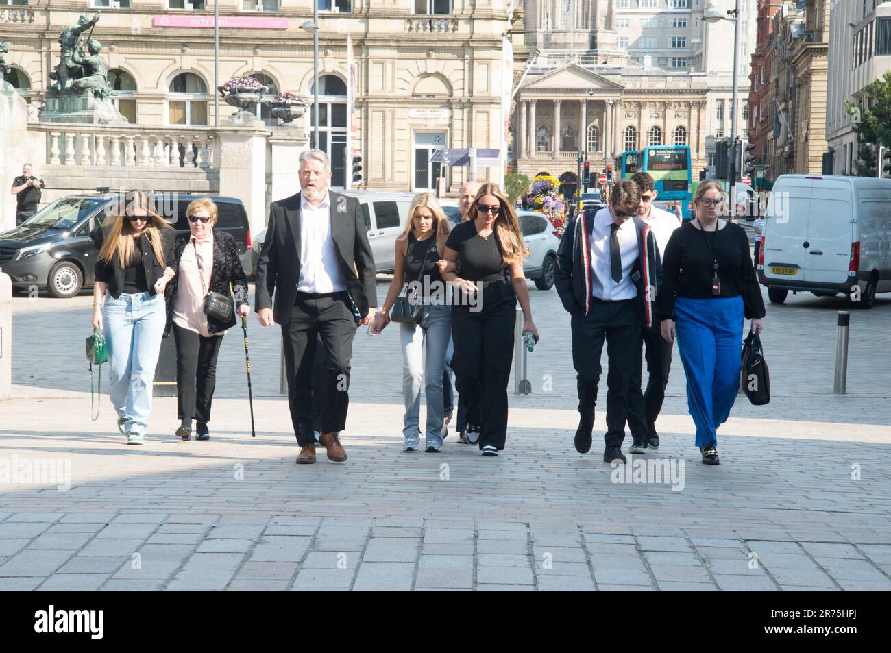 Liverpool, Großbritannien. 13. Juni 2023. Familienmitglieder, einschließlich Großmutter und Geschwister, von Ellie Edwards kommen während des Prozesses heute vor den Queen Elizabeth II Law Courts in Liverpool. Elle, eine 26-jährige Kosmetikerin, wurde vor dem Leuchtturm in Wallasey kurz vor Mitternacht an Heiligabend erschossen. Sowohl Conor Chapman als auch Thomas Waring erscheinen vor Gericht, angeklagt wegen verschiedener Straftaten, einschließlich Mord. (Terry Scott/SPP) Kredit: SPP Sport Press Photo. Alamy Live News Stockfoto