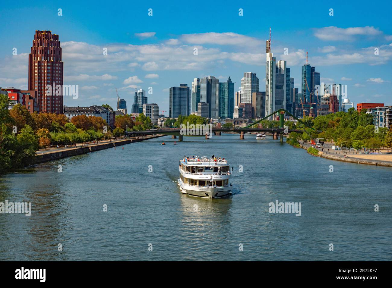 Fahrt mit dem Passagierboot auf dem Miain mit Skyline Frankfurt am Main, Hessen, Deutschland Stockfoto
