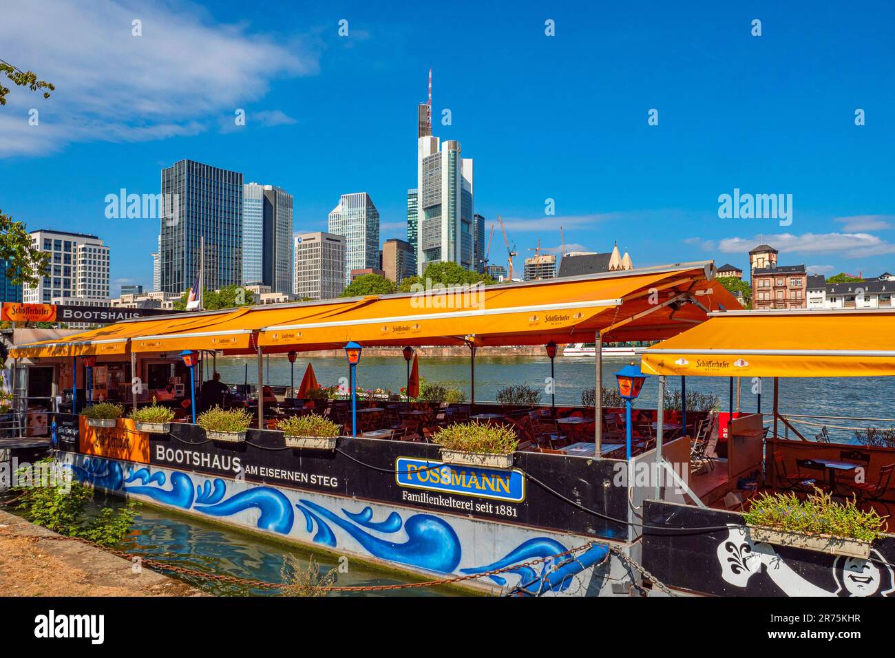 Bootshaus im Eisernen Steg und Bankenviertel, Frankfurt am Main, Hessen, Deutschland Stockfoto