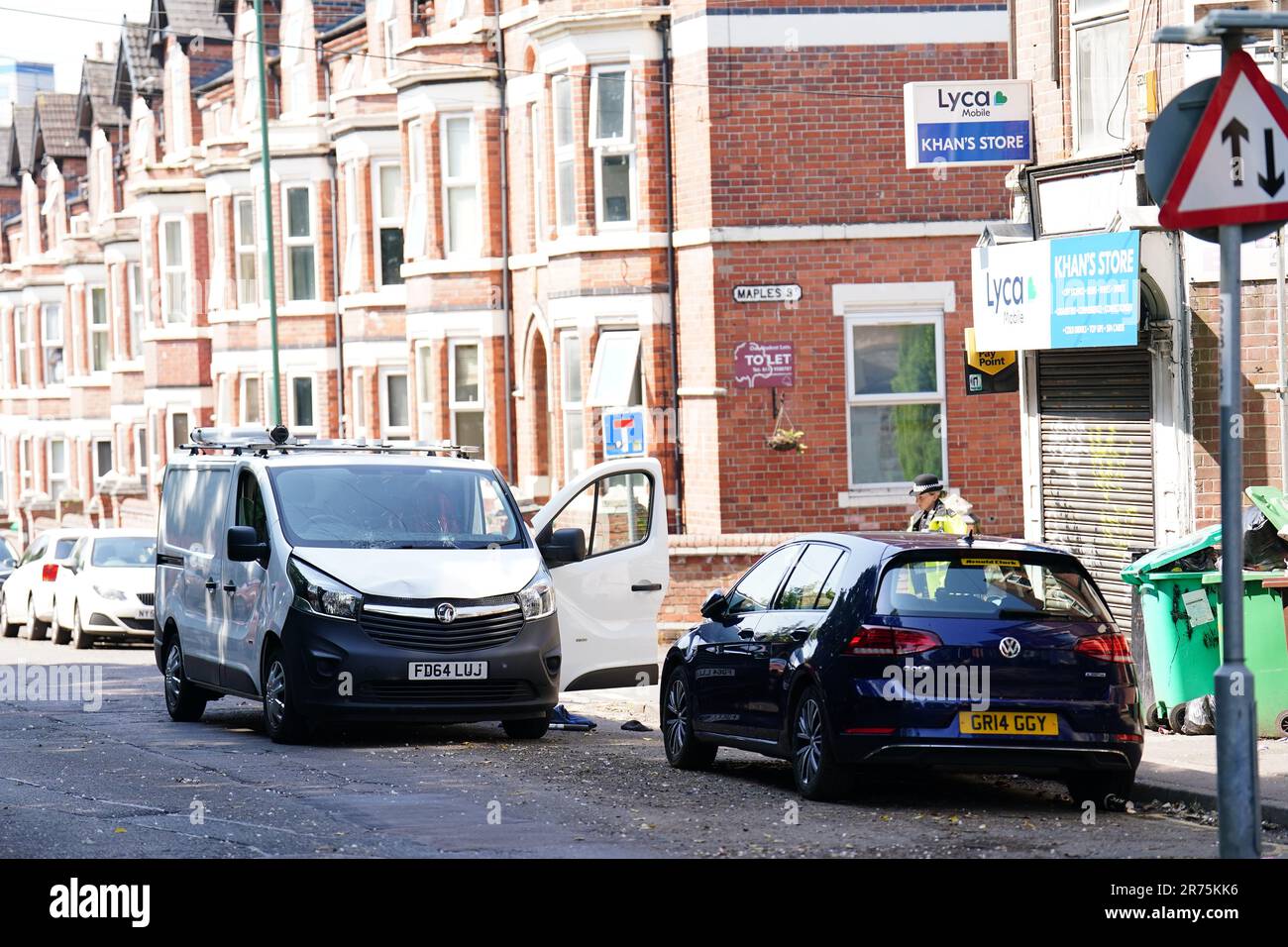 Ein weißer Lieferwagen hinter einer Polizeisperre an der Ecke Maples Street und Bentinck Road in Nottingham, wo drei Menschen in der Stadt tot aufgefunden wurden, was die Polizei als "schrecklichen und tragischen Zwischenfall" bezeichnete. Ein 31-jähriger Mann wurde wegen Mordverdachts verhaftet, nachdem zwei Menschen auf der Straße in Ilkeston Road kurz nach 4am Uhr am Dienstag tot aufgefunden wurden. Ein dritter Mann wurde tot in der Magdala Road aufgefunden, sagte die Polizei in Nottinghamshire. Weitere drei Personen sind im Krankenhaus, nachdem jemand versucht hat, sie in einem Van in der Milton Street zu überfahren, bei einem Zwischenfall, der nach Ansicht der Polizei zusammenhängt. Bilddatum: Di Stockfoto