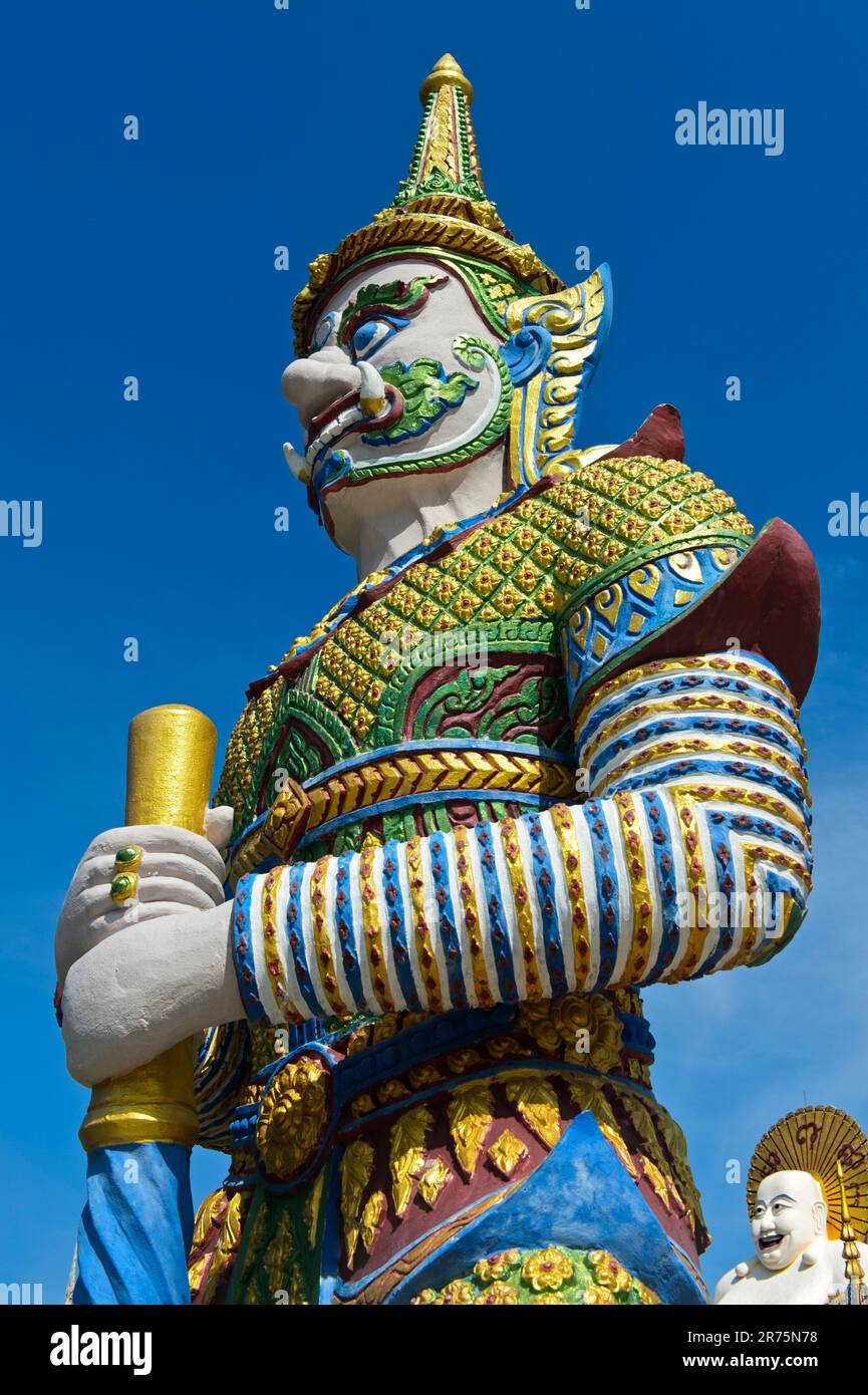 Yaksha, traditioneller thailändischer Tempelwächter, Skultur unten rechts, der lachende Buddha, buddhistischer Tempel Wat Plai Laem, Koh Samui, Thailand Stockfoto