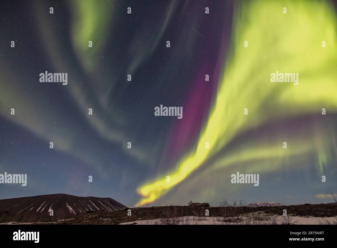 Mehrfarbige Nordlichter am Myvatn-See im Norden Islands Stockfoto