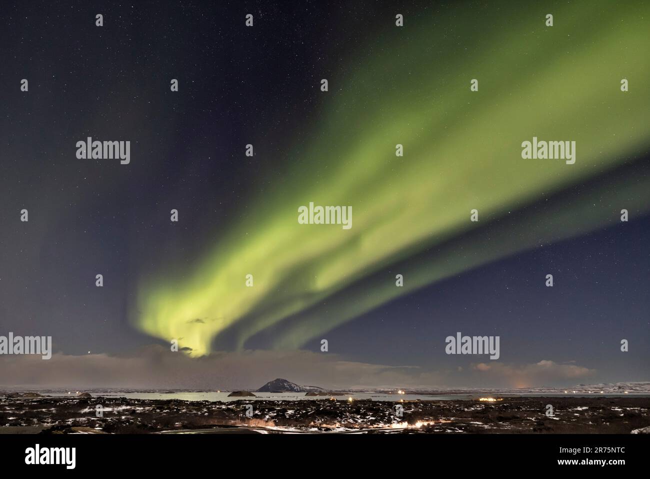 Leuchtend grüne Nordlichter am Myvatn-See im Norden Islands Stockfoto