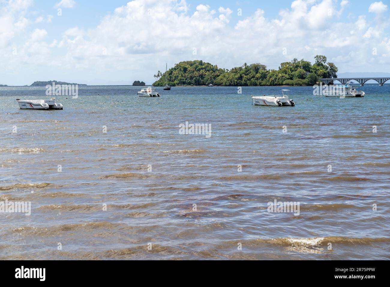 Nordamerika, Karibik, Großantillen, Hispaniola, Dominikanische Republik, Sama Province, Sama Halbinsel, Santa rbara de Sama, Blick über Sama Bay zur Brücke und Cayo Vigia Stockfoto