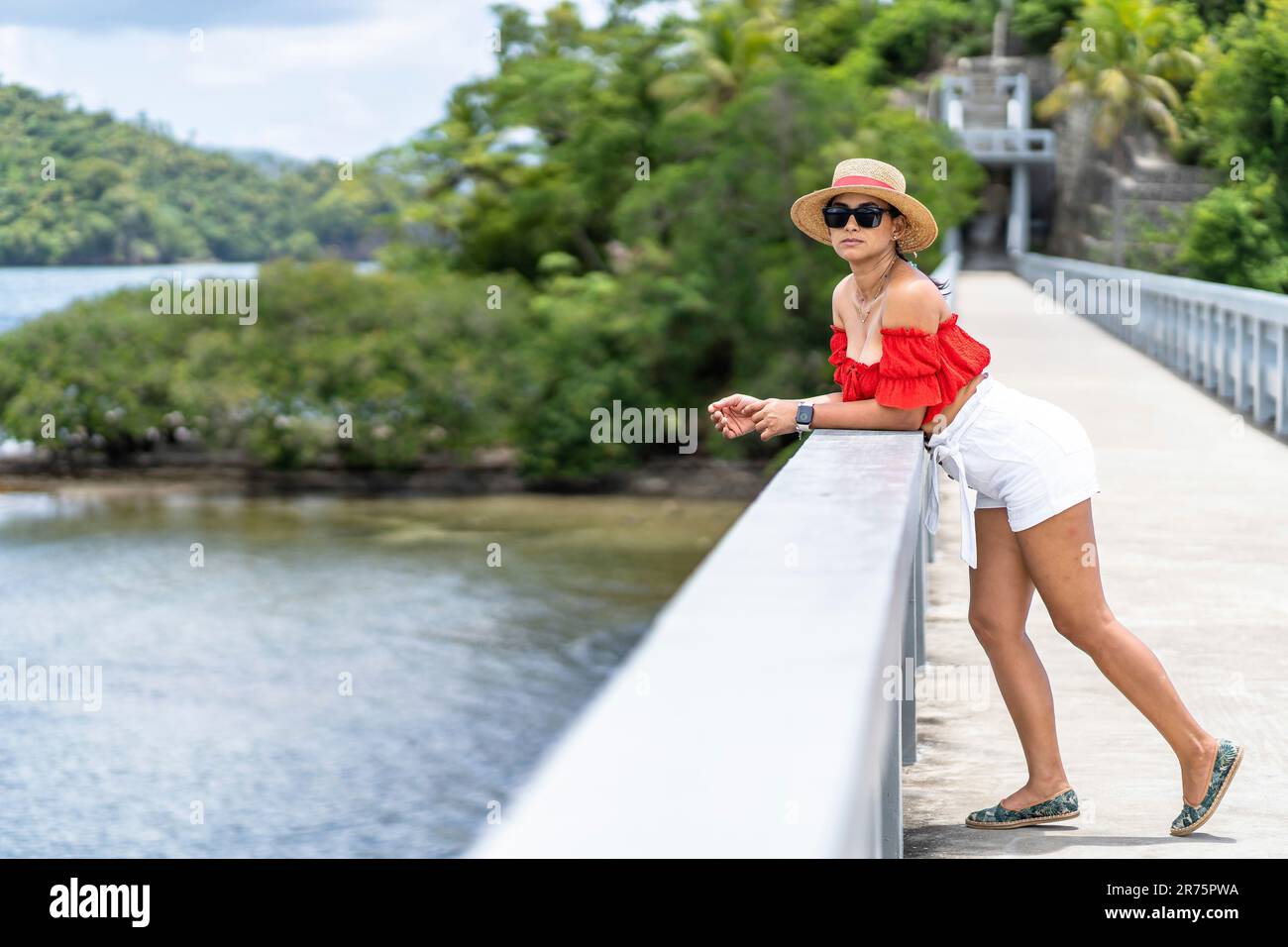 Nordamerika, Karibik, Großantillen, Hispaniola, Dominikanische Republik, Sama Province, Sama Peninsula, Santa rbara de Sama, Sama Bay, hübsche Latina, die sich am Geländer der berühmten Brücke lehnt Stockfoto