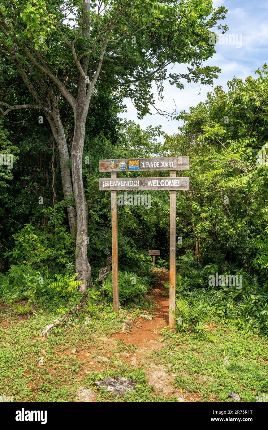 Nordamerika, Karibik, Großantillen, Hispaniola, Dominikanische Republik, Provinz Sama, Halbinsel Sama, Las Galeras, Schild am Eingang zur Cueva de Duarte Höhle Stockfoto