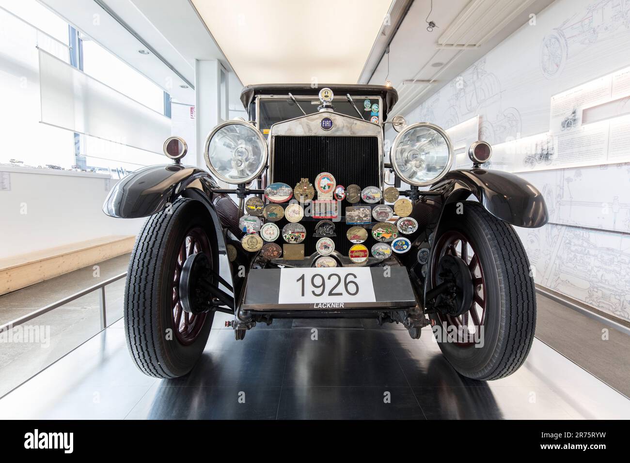 Automobilausstellung im Besucherzentrum Kaiser-Franz-Josefs Höhe, Oldtimer frontal Stockfoto