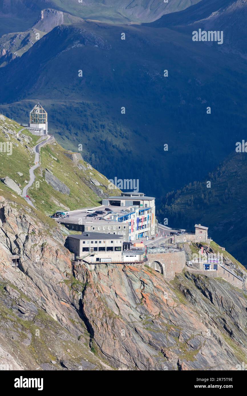 Kostenloses Wanddeck, Parkhaus, Kaiser-Franz-Josefs-Höhe Besucherzentrum, Gletscherseilbahn und Wilhelm Swarovski Observatorium vom Gamsgrube aus gesehen. Stockfoto