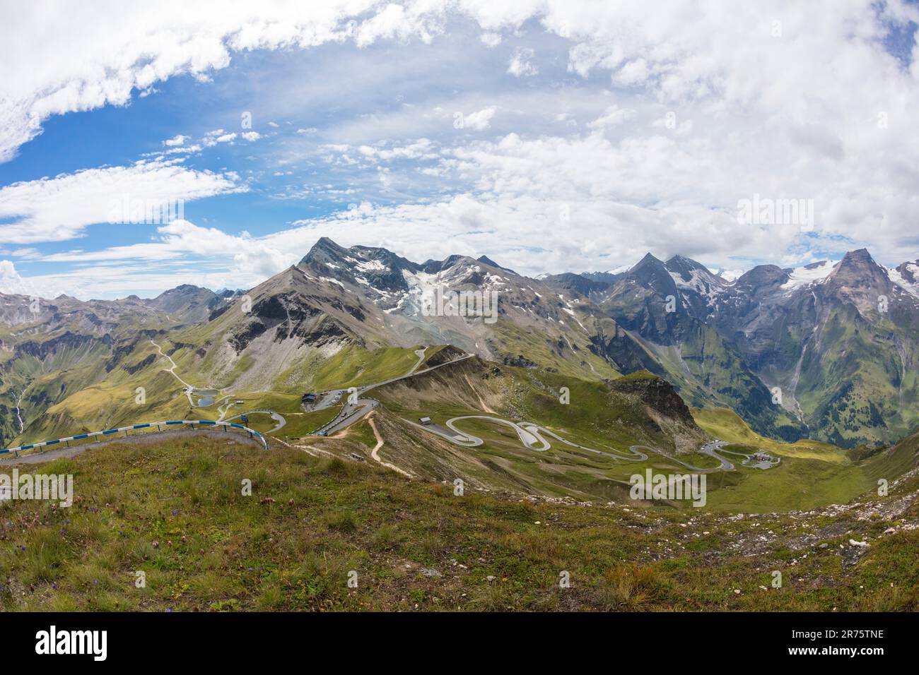 Blick von der Edelweißspitze in Richtung Brennkogel, Großglockner Hochalpenstraße, Fuscher Lacke, Fuscher Törl, Haus Alpine Naturschau Stockfoto