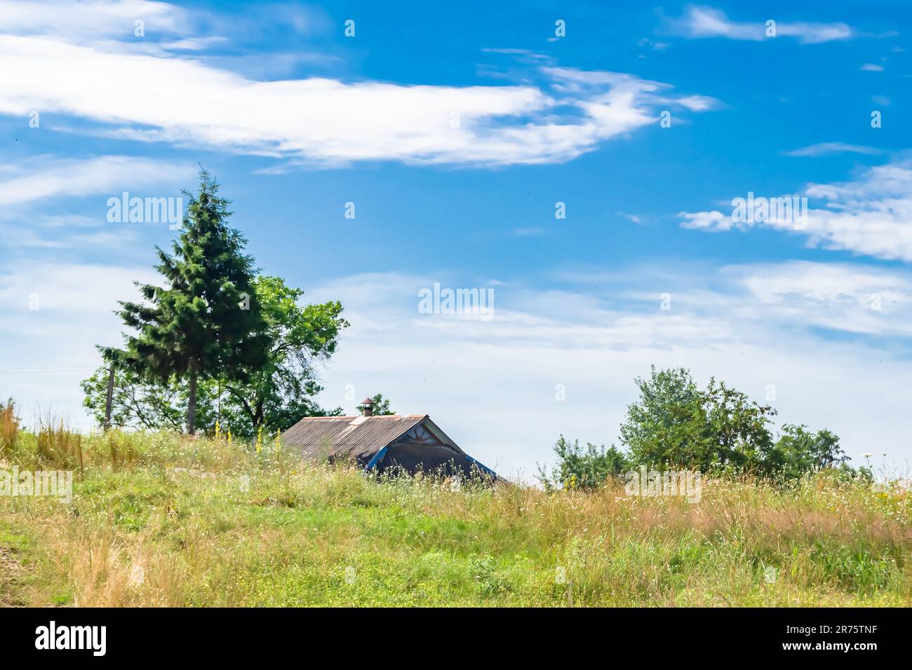 Schöne alte verlassene Gebäude Bauernhaus in der Landschaft auf natürlichem Hintergrund, Fotografie bestehend aus alten verlassenen Gebäude Bauernhaus in freier Wildbahn Stockfoto