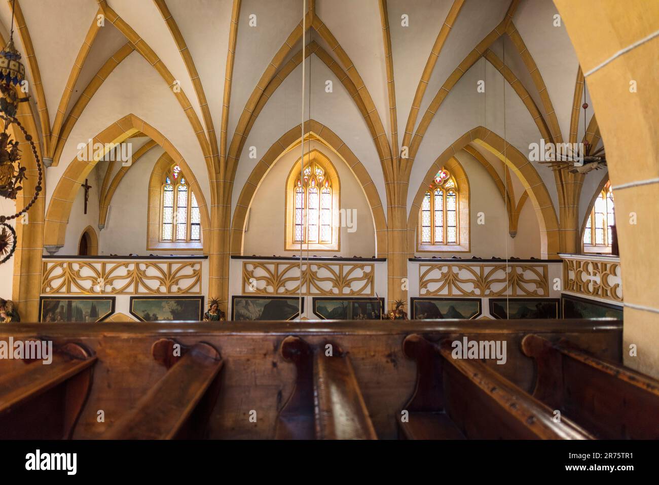 Pfarrkirche St. Vincent, Innenansicht, Heiligenblut am Großglockner, Blick zum Seitengang Stockfoto