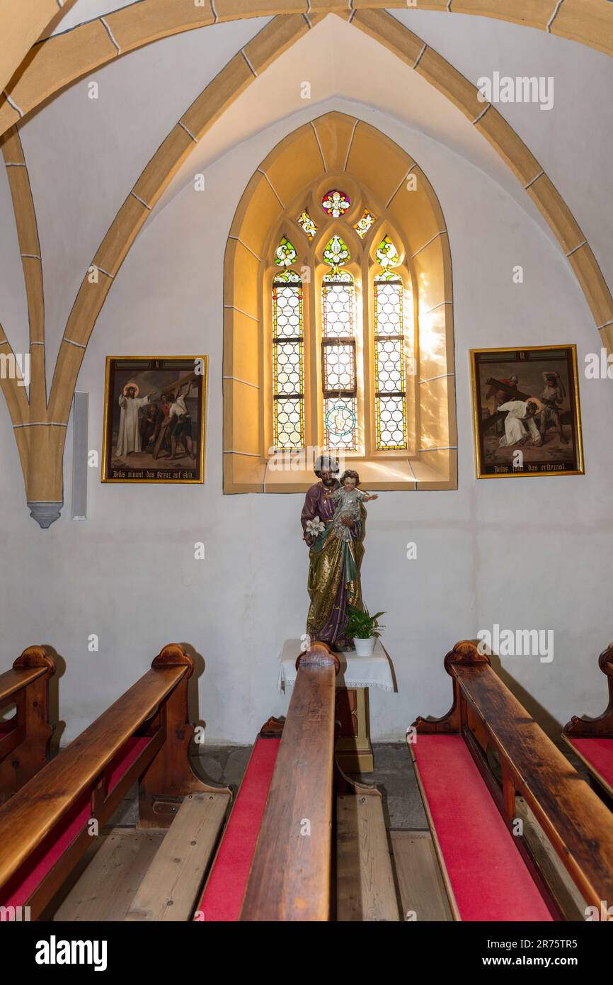 Pfarrkirche St. Vincent, Innenfoto, Heiligenblut am Großglockner, Holzfigur und Bullenaugenfenster Stockfoto