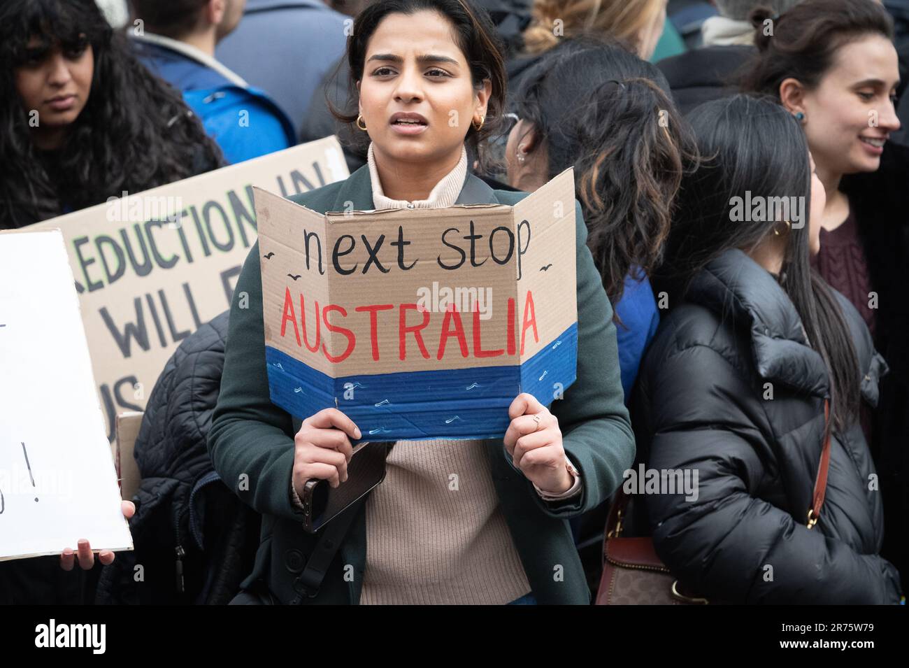 London, Großbritannien. 13. März 2023. Ein NHS-Juniorarzt, der nach besseren Bezügen sucht, hält ein Plakat mit der Aufschrift „Next Stop Australia“, da die Mitarbeiterbindung sinkt. Stockfoto