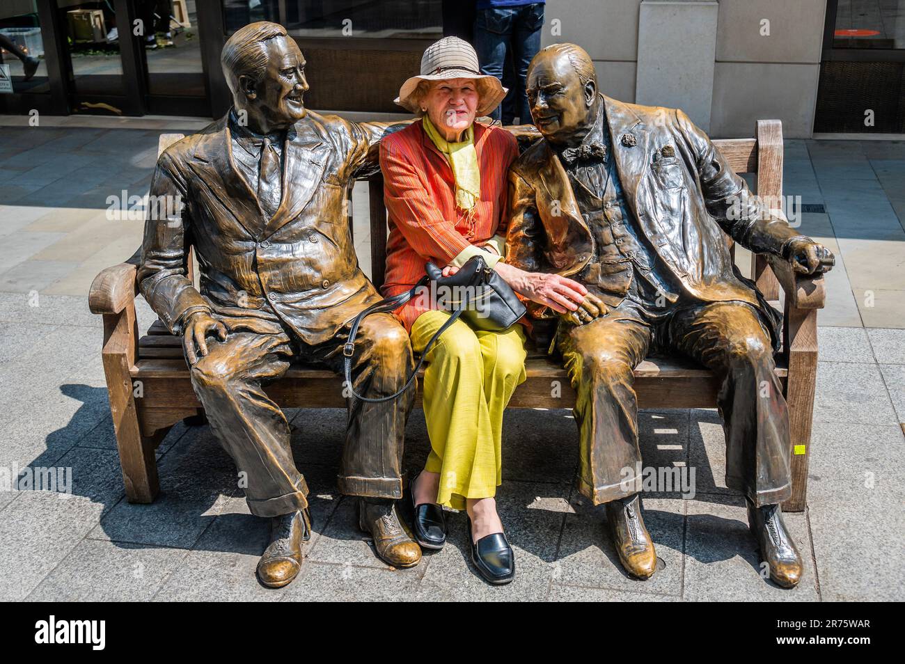 GESPERRT BIS 13TH. JUNI 2023. London, Großbritannien. 12. Juni 2023. Lawrence Holofcener (geb. 1926) - Alliierten - 1995. Eine permanente Skulptur. Lage New Bond Street bei Flower Stall - The Art in Mayfair 2023 Skulpturenpfad. Eine Mischung aus Kunstwerken und neuen provisorischen Installationen. Kredit: Guy Bell/Alamy Live News Stockfoto
