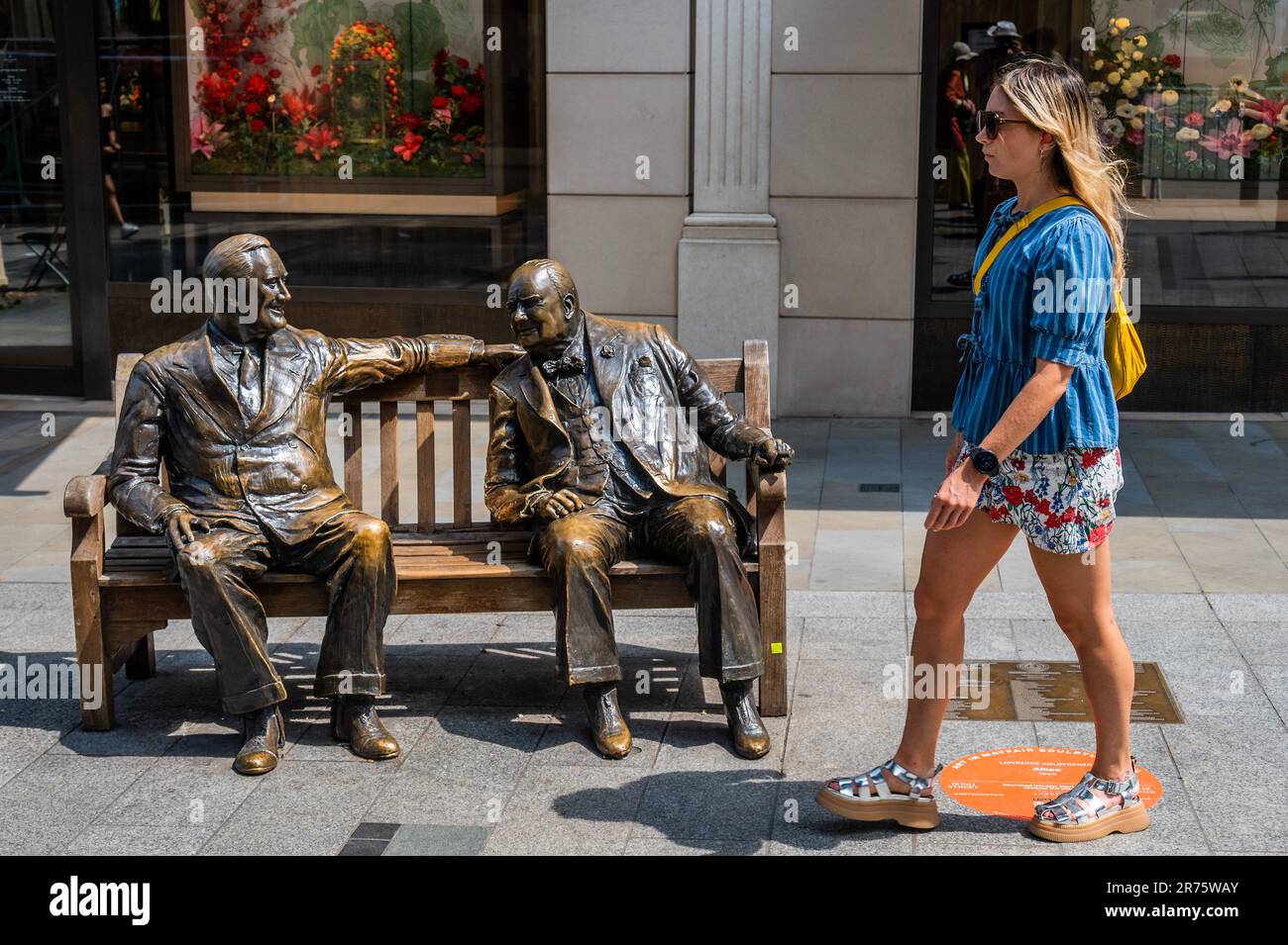 GESPERRT BIS 13TH. JUNI 2023. London, Großbritannien. 12. Juni 2023. Lawrence Holofcener (geb. 1926) - Alliierten - 1995. Eine permanente Skulptur. Lage New Bond Street bei Flower Stall - The Art in Mayfair 2023 Skulpturenpfad. Eine Mischung aus Kunstwerken und neuen provisorischen Installationen. Kredit: Guy Bell/Alamy Live News Stockfoto