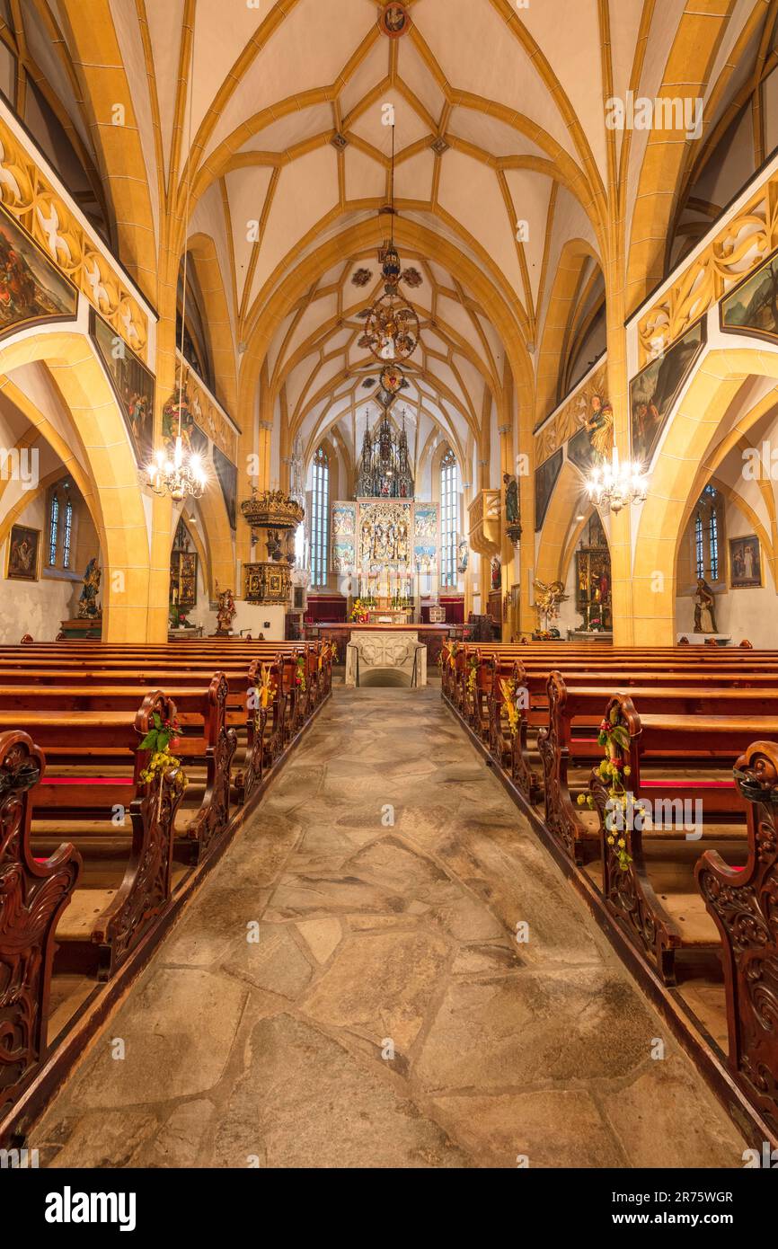 Pfarrkirche St. Vincent, Inneneinrichtung, Heiligenblut am Großglockner, Blick auf den Altar, festlich dekoriert, Kronleuchter, Erntedankfest Stockfoto