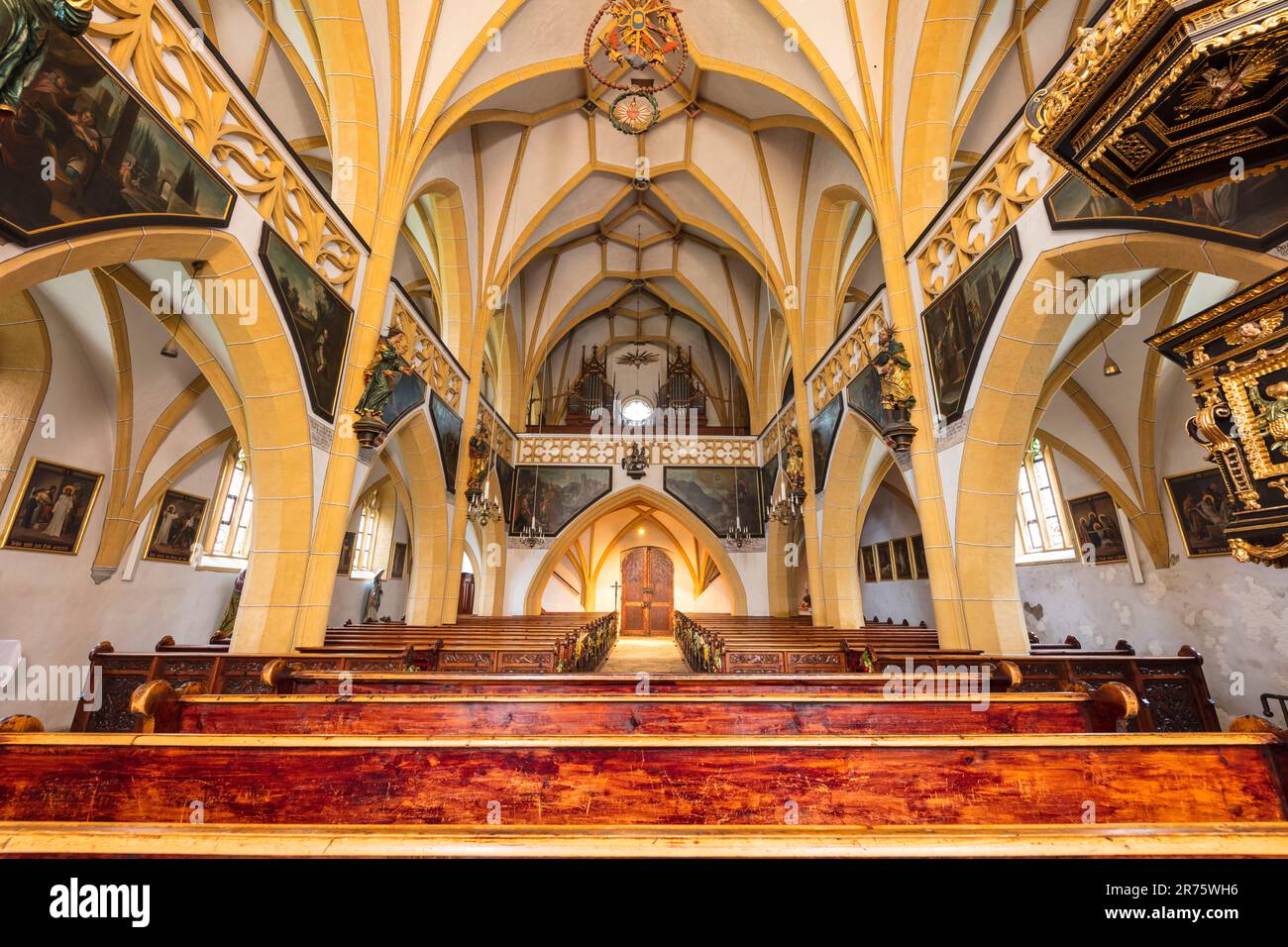Pfarrkirche St. Vincent, Innenansicht, Heiligenblut am Großglockner, Blick auf die Orgel Stockfoto