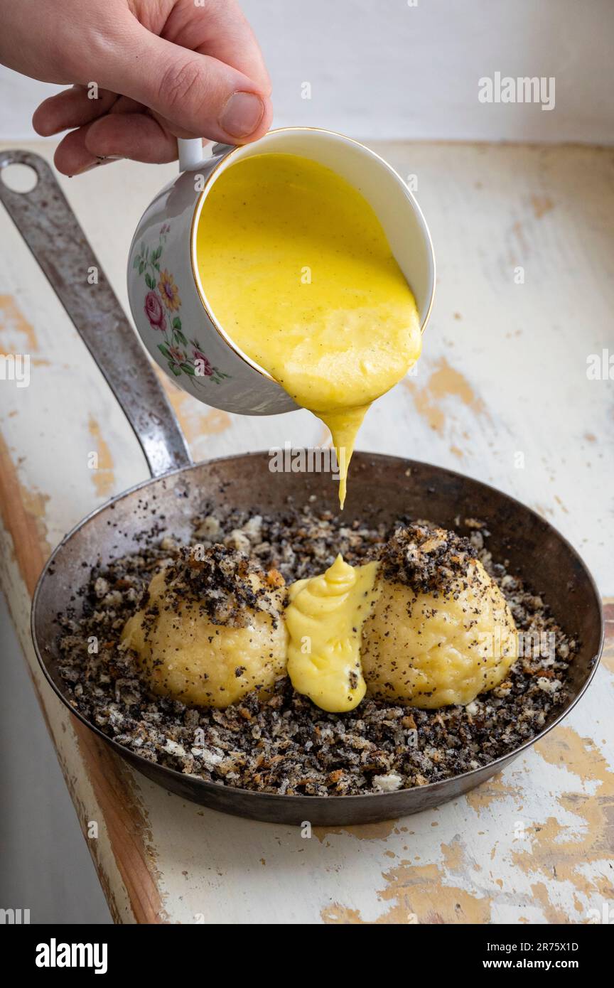 Italien, Südtirol - Südtirol, Vinschgau, Glurns, Restaurant FLURIN rund um Chefkoch Thomas Ortler, Aprikosenknödel mit Mohnsamen und Vanillesauce Stockfoto