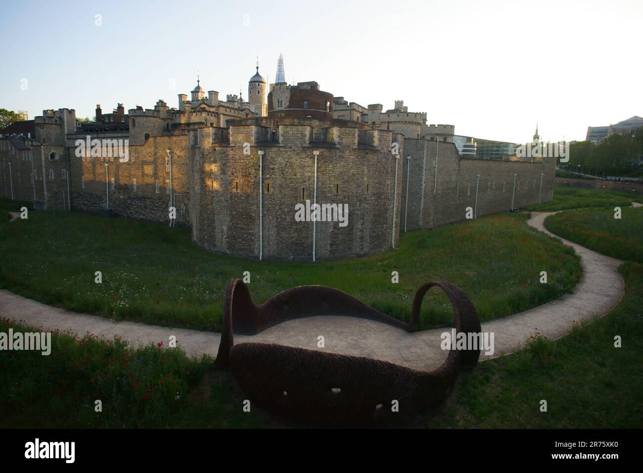 Turm und Burgmauern - Tower of London Blick auf City of London England GB GB EU Europa Stockfoto