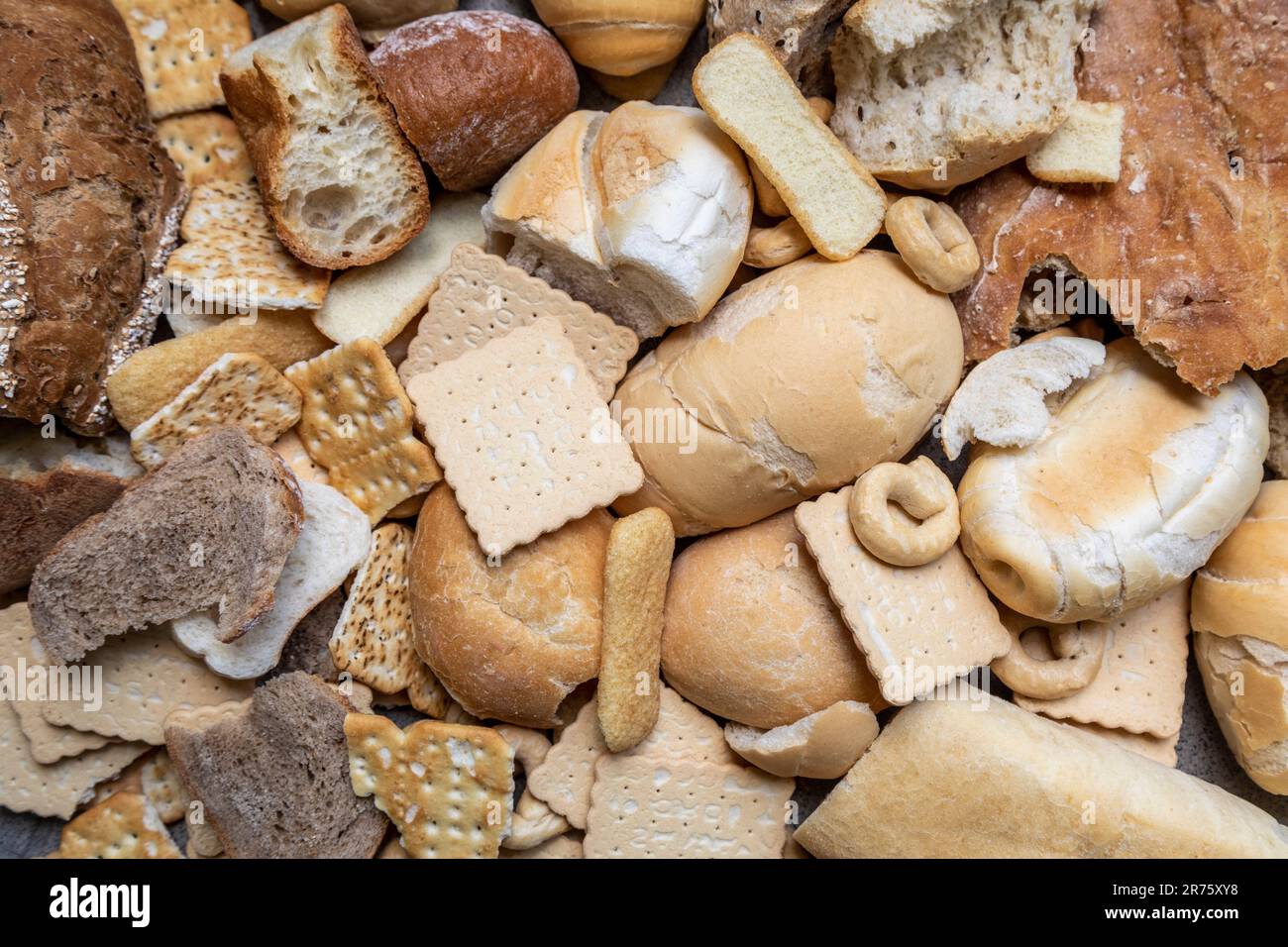 Italien, große Mengen an abgestandenem Brot in verschiedenen Formaten, Lebensmittelabfälle, nicht gefressene Lebensmittel Stockfoto