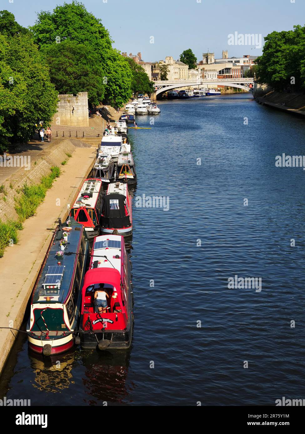 Narrowboote, die auf dem Fluss Ouse von der Scarborough Bridge aus verlegt wurden York Yorkshire England Stockfoto
