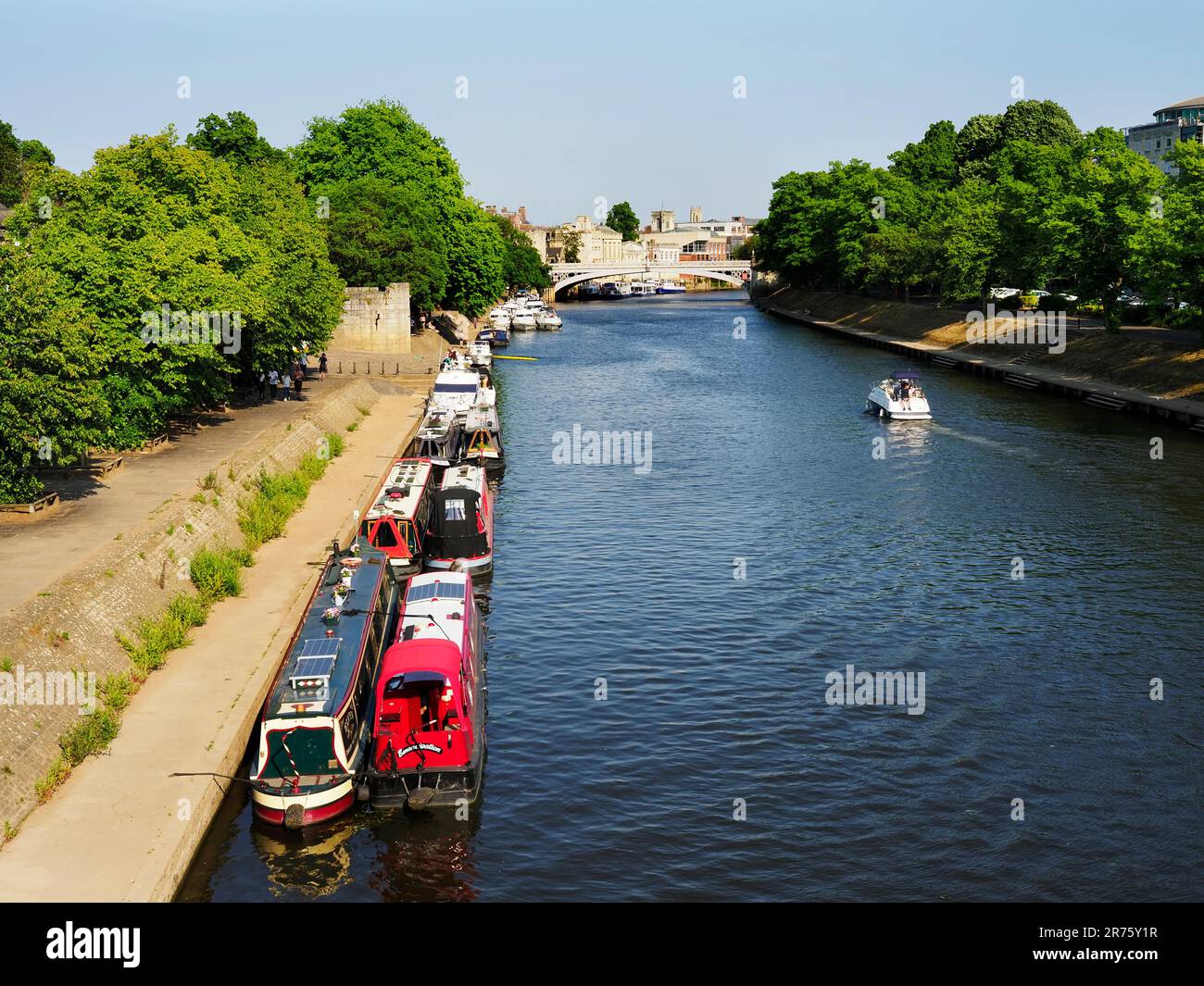 Narrowboote, die auf dem Fluss Ouse von der Scarborough Bridge aus verlegt wurden York Yorkshire England Stockfoto