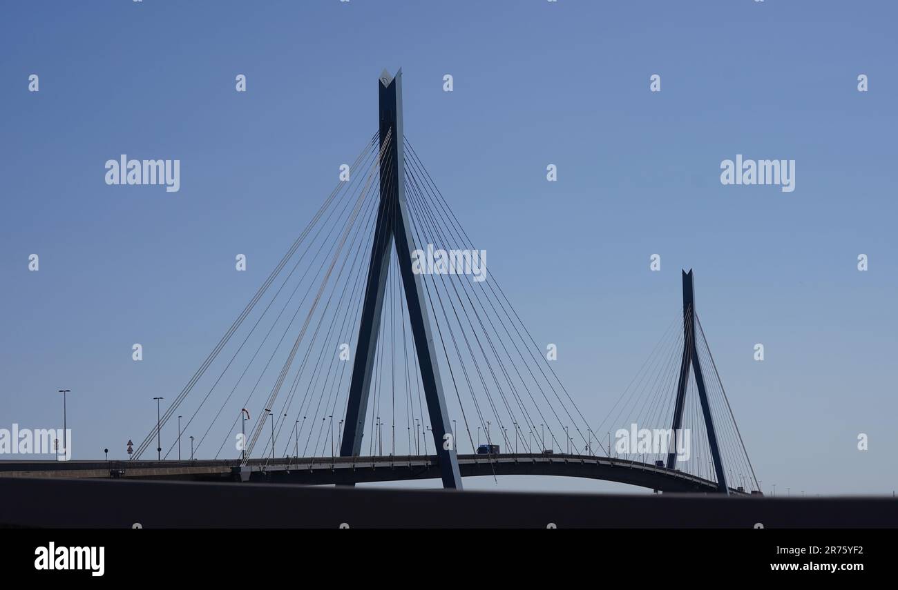 Hamburg, Deutschland. 13. Juni 2023. LKWs und Autos fahren über die Köhlbrand Brücke im Hafen. Hamburgs rot-grüner Senat hat den lang erwarteten Hafenentwicklungsplan vorgelegt. Der neue Plan, der bis zum Jahr 2040 gilt, soll den Weg für die Zukunft des größten deutschen Hafens ebnen. Ziel ist es, das Wertschöpfungspotenzial des Hafens zu nutzen, indem der richtige Weg eingeschlagen wird und der Erfolg des Hafens langfristig gesichert wird. Kredit: Marcus Brandt/dpa/Alamy Live News Stockfoto