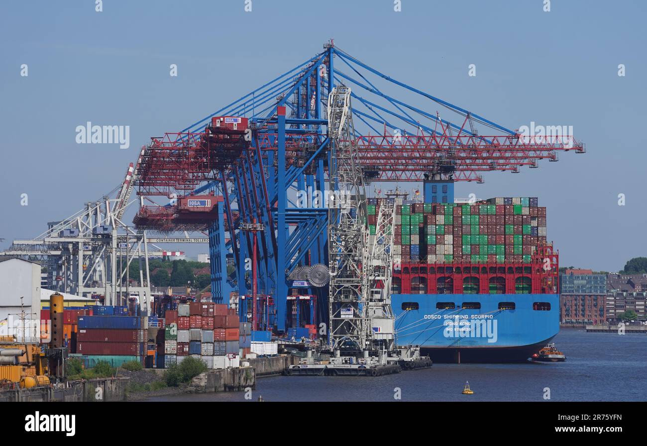 Hamburg, Deutschland. 13. Juni 2023. Ein Containerschiff wird am Containerterminal Tollerort abgewickelt. Hamburgs rot-grüner Senat hat den lang erwarteten Hafenentwicklungsplan vorgelegt. Der neue Plan, der bis zum Jahr 2040 gilt, soll den Weg für die Zukunft des größten deutschen Hafens ebnen. Ziel ist es, das Wertschöpfungspotenzial des Hafens zu nutzen, indem der richtige Weg eingeschlagen wird und der Erfolg des Hafens langfristig gesichert wird. Kredit: Marcus Brandt/dpa/Alamy Live News Stockfoto