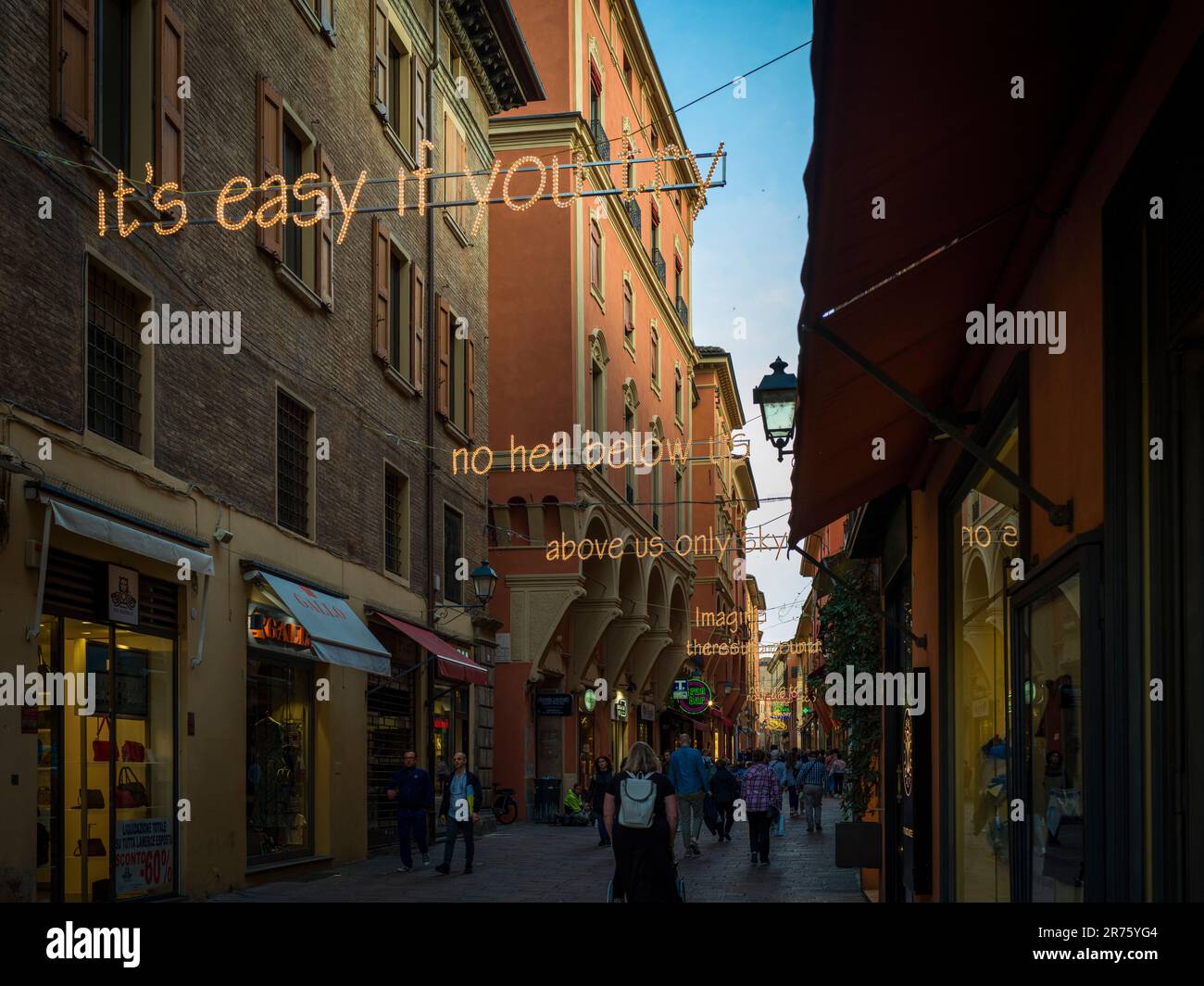 Italien, Bologna, Altstadt, Straßenszene Stockfoto