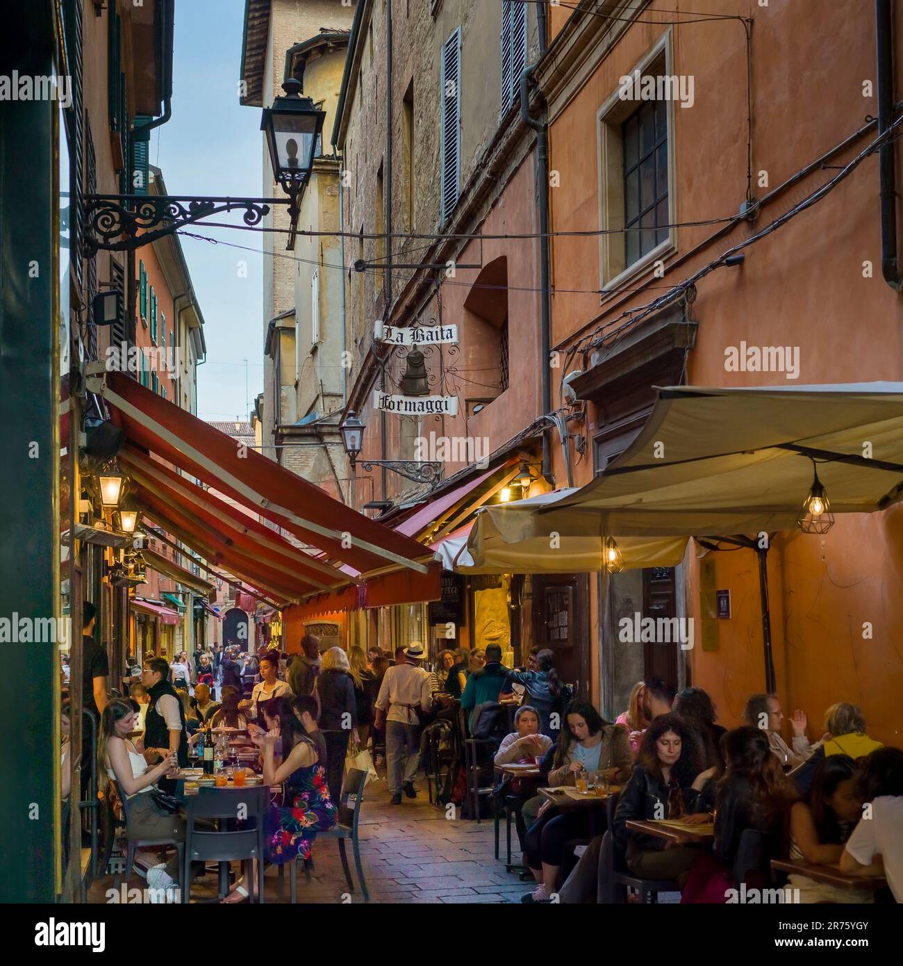 Italien, Bologna, Altstadt, Straßengastronomie Stockfoto