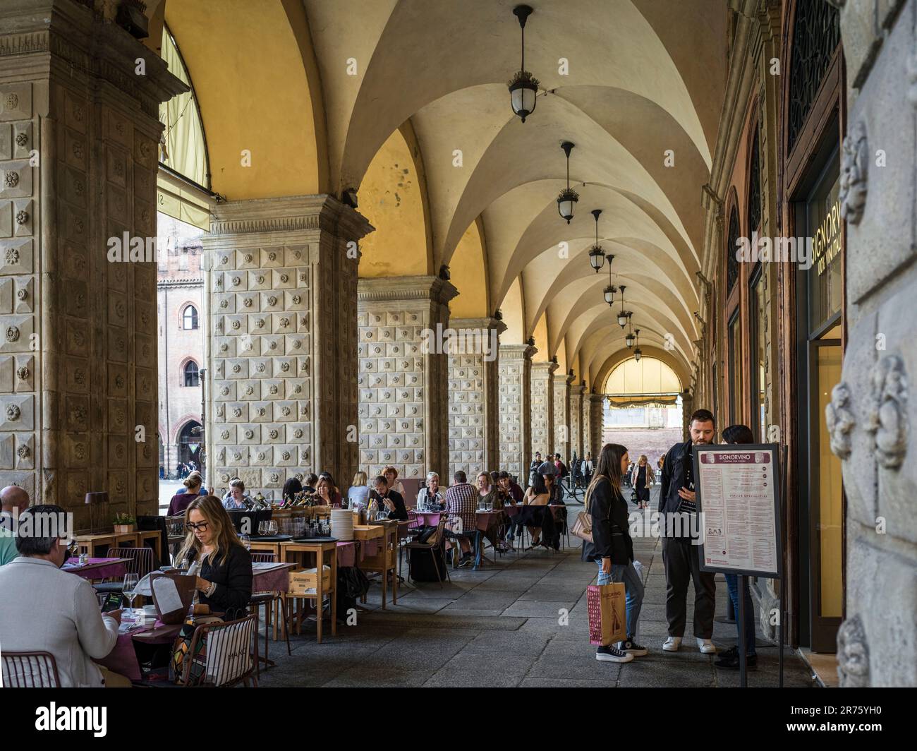 Italien, Bologna, Straßencafé unter den Arkaden Stockfoto