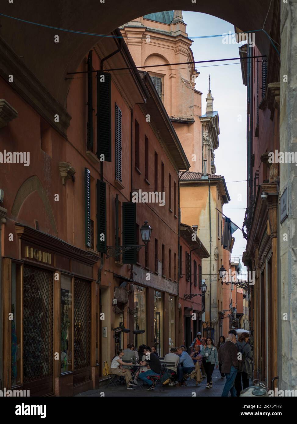 Italien, Bologna, Altstadt, Straßenszene Stockfoto