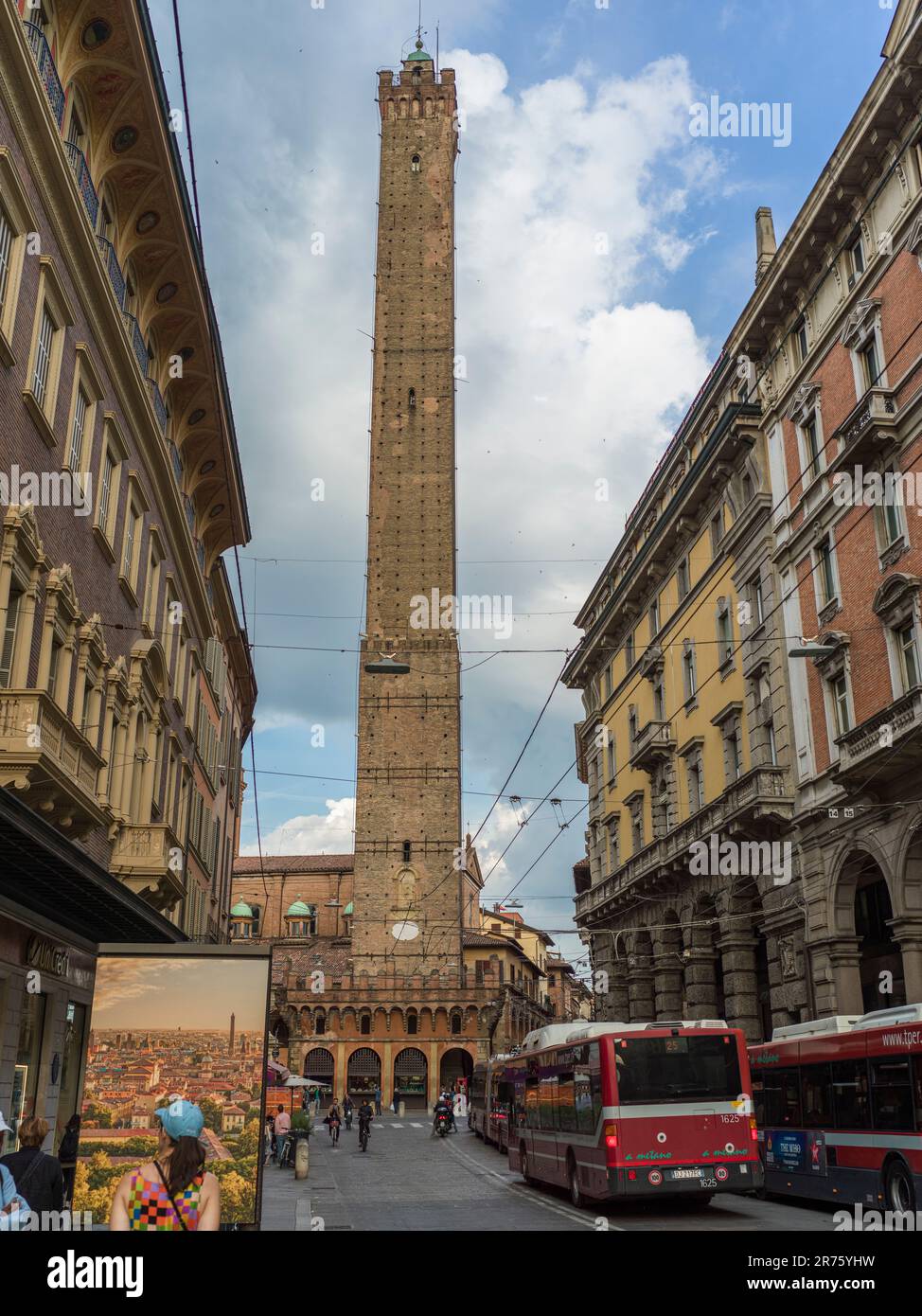Italien, Bologna, Via Rizzoli, Torre Asinelli Stockfoto