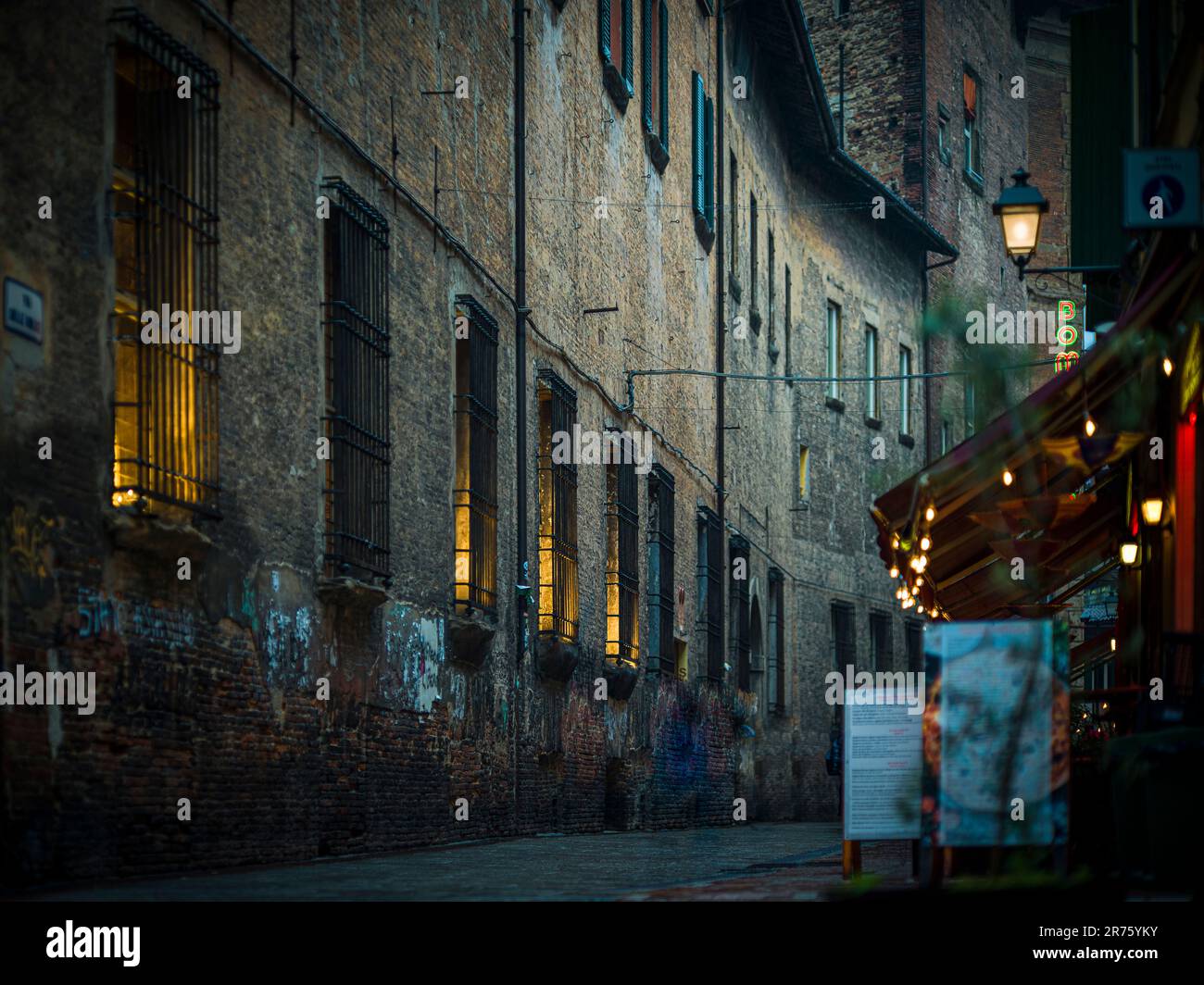 Italien, Bologna, Via delle Moline, düstere Abendatmosphäre Stockfoto
