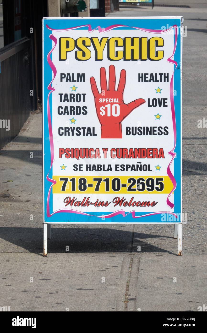 Unterschreiben Sie für eine zweisprachige Hellseherin auf dem Bell Boulevard in Bayside, New York, mit $10 Spezialangeboten. Stockfoto