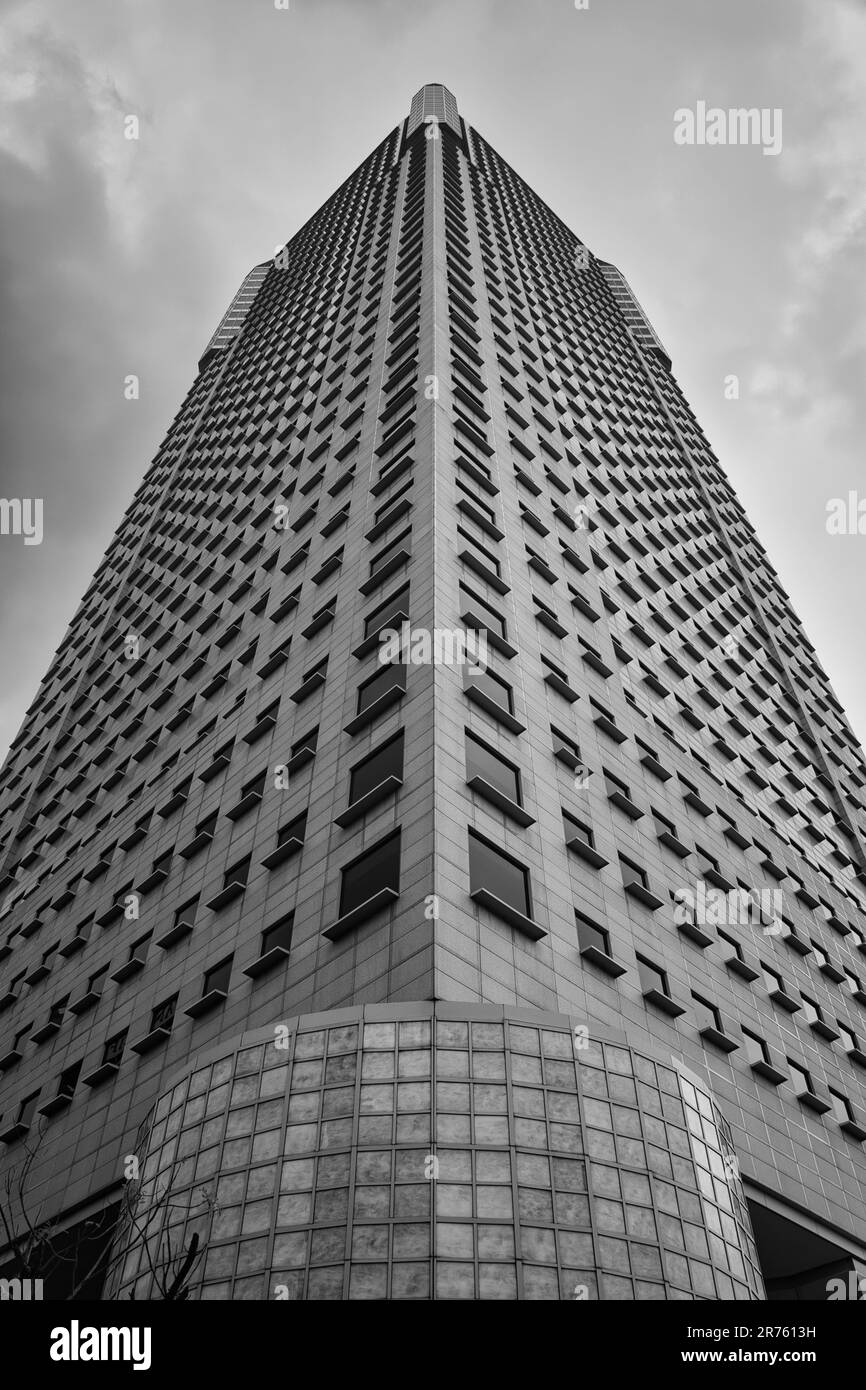 Ein erhöhter Blick auf das geschäftige Stadtzentrum von San Francisco, Kalifornien, mit einem hohen Hochhaus Stockfoto