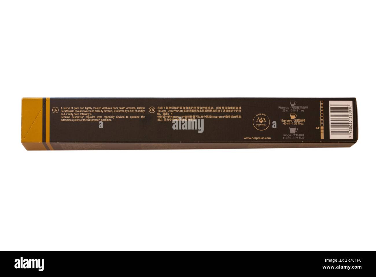 Beschreibung (siehe zusätzliche Informationen) auf der Rückseite der Packung mit Nespresso Volluto Decaffeinato Kaffeekapseln, isoliert auf weißem Hintergrund Stockfoto