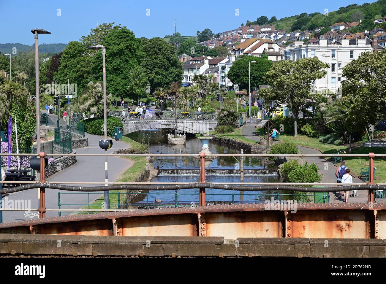 Blick auf Dawlish von der neuen Fußgängerbrücke (2023) entlang der Ufermauer am Bahnhof Dawlish. Stockfoto