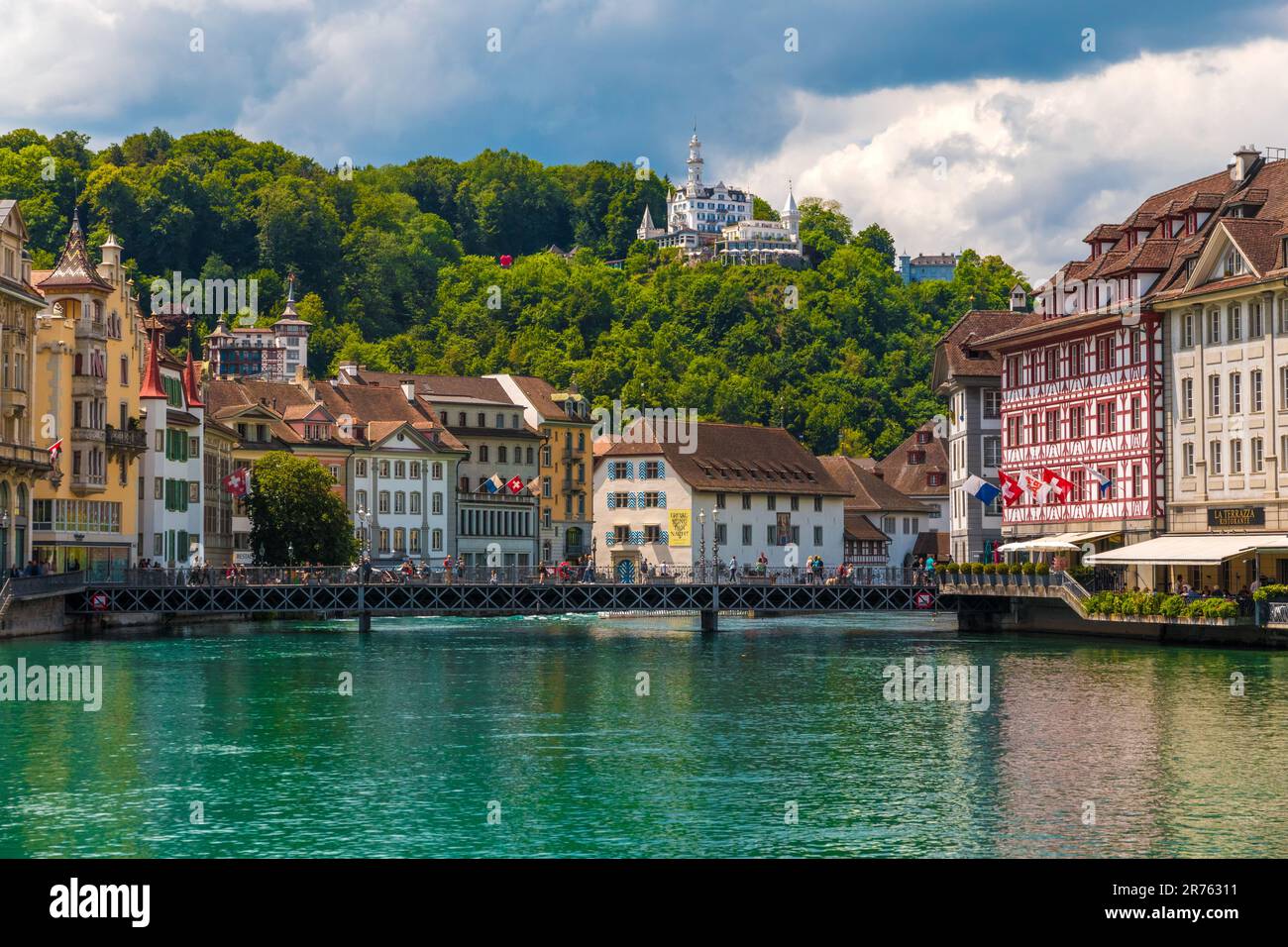 Toller Blick auf den türkisfarbenen Fluss Reuss mit den historischen Gebäuden am Flussufer, der Brücke Reussbrücke und dem Hotel Château Gütsch an der... Stockfoto