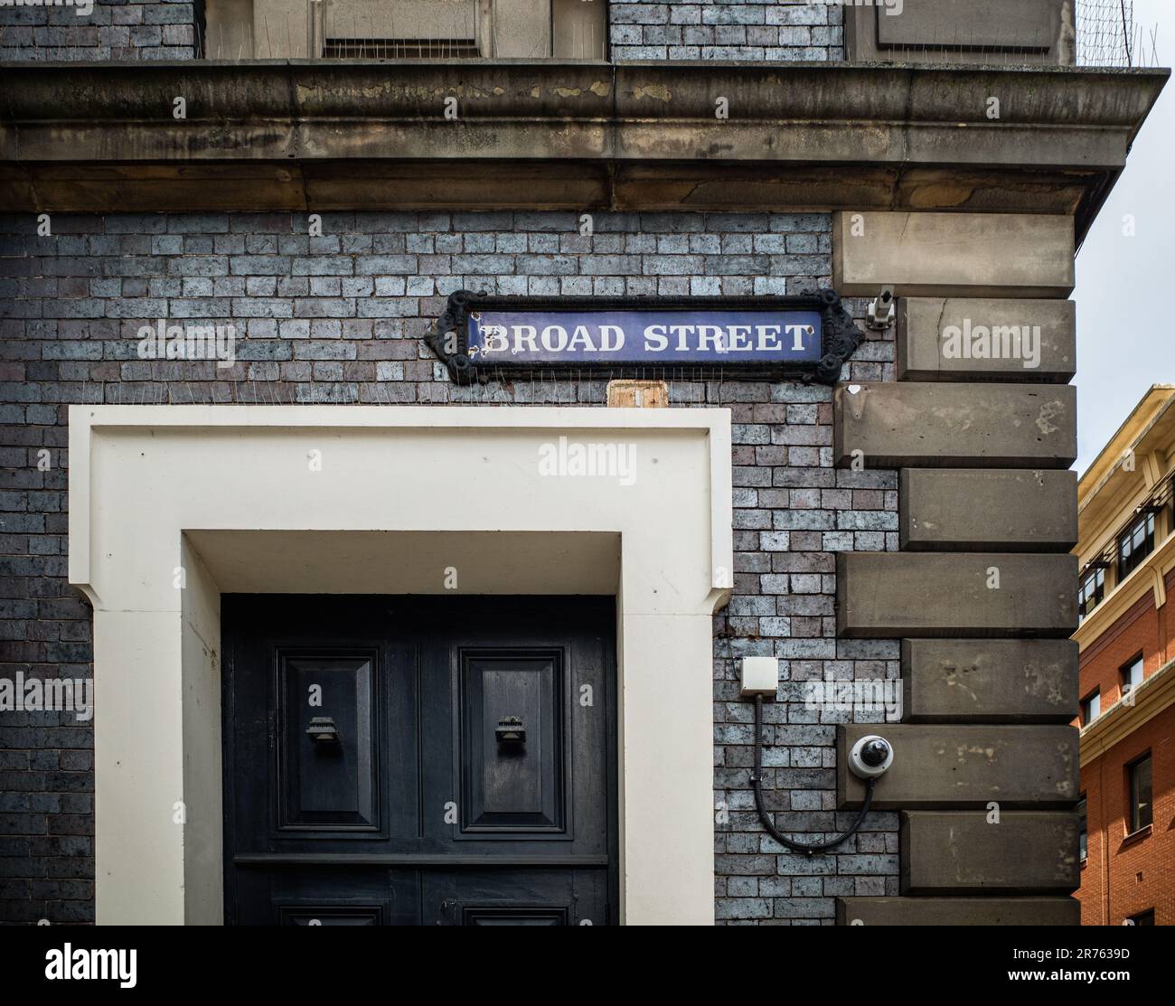 Broad Street ist eine lebhafte Gegend mit vielen Bars und Nachtclubs, aber auch das Banken- und Finanzzentrum der Stadt. Straßenschild Broad Street. Stockfoto