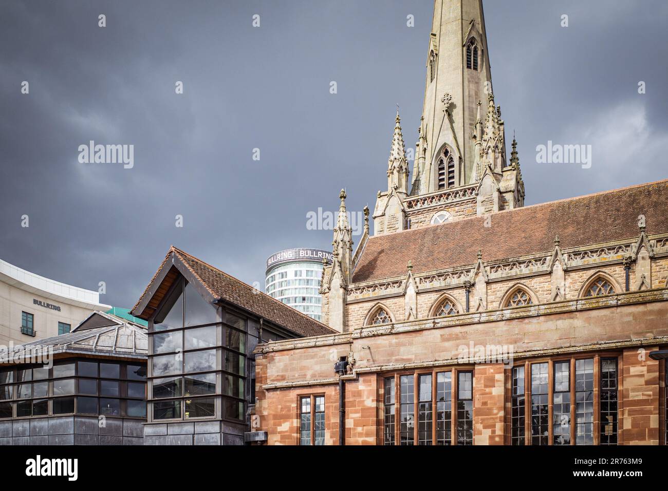 Im Bull Ring, Birmingham, finden sich verschiedene architektonische Stile. Die Rotunde, der zylindrische Wohnblock und die St. Martins Kirche. Stockfoto