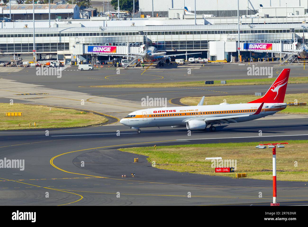 Ein Qantas 737-838 Boeing-Flugzeug mit Retro-„Ocker“-Lackierung am Flughafen Sydney in Australien. Stockfoto