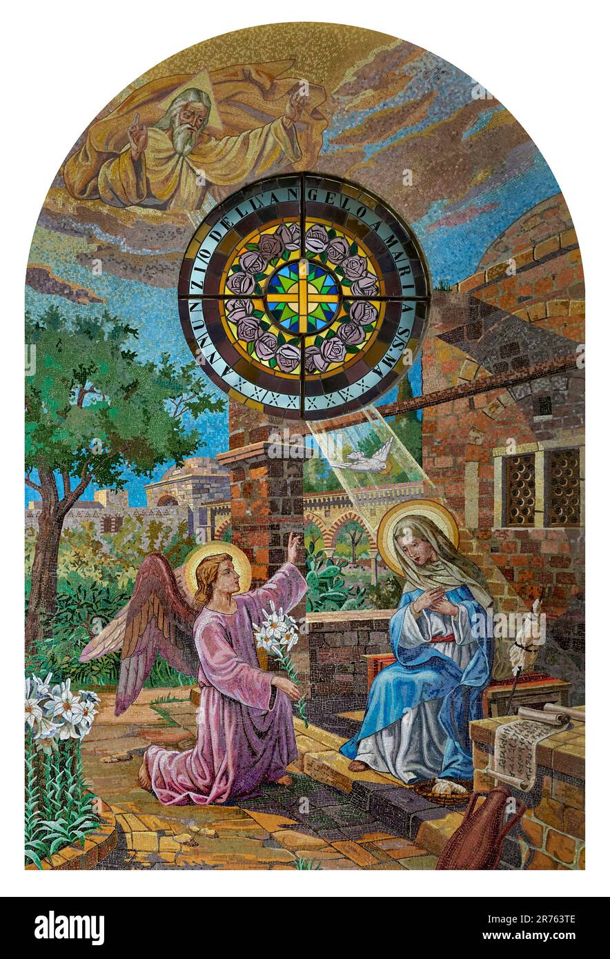 Annunciazione dell’angelo a Maria - mosaico - Scuola del Mosaico di Montepulciano da cartone di Fausto Conti - XX secolo Tindari (ME) Santuario di Stockfoto