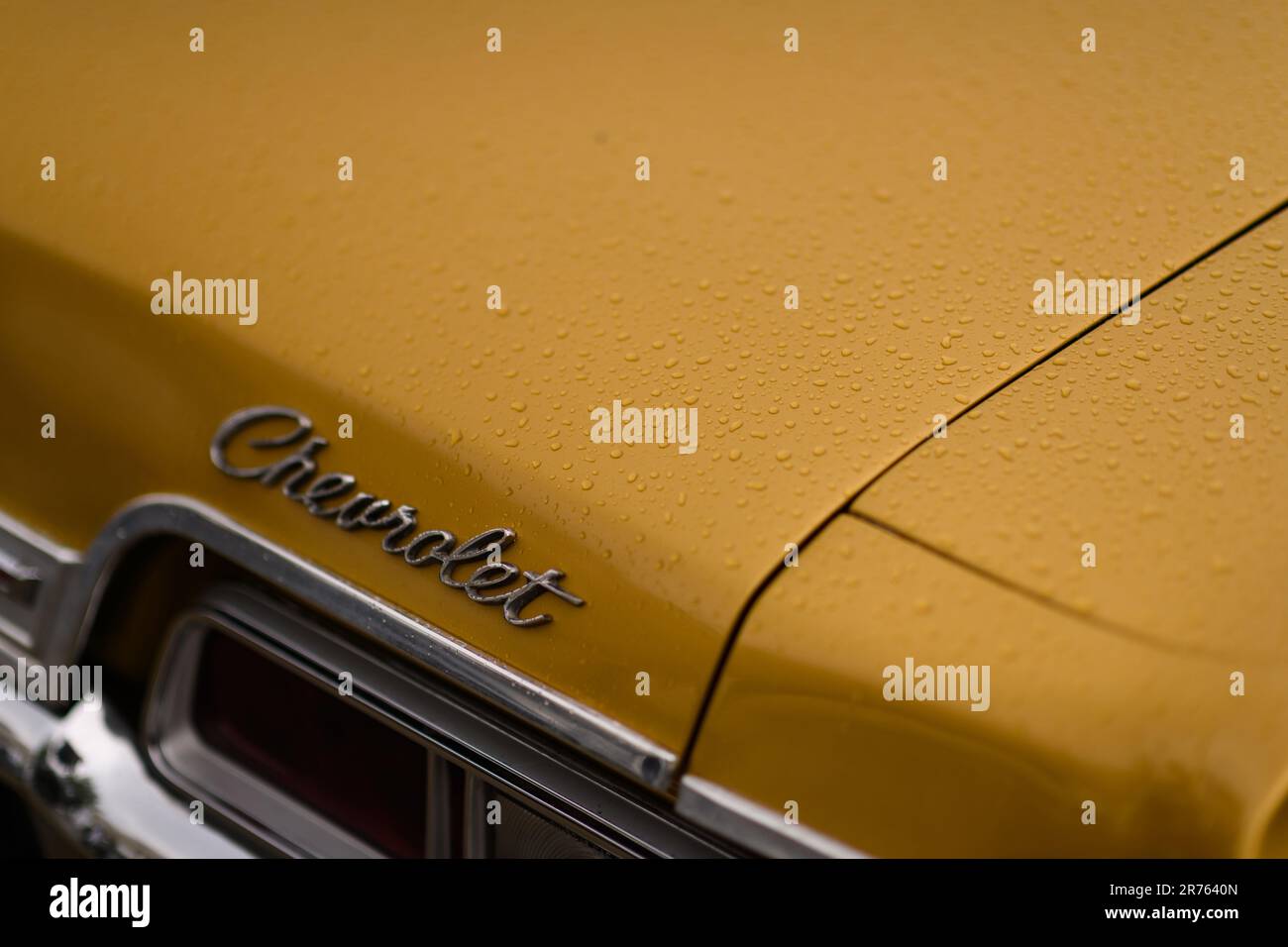 Izmir, Türkei - 3. Juni 2023: Nahaufnahme des Chevrolet-Logos auf dem Rücklicht eines honigfarbenen Chevrolet Impala Cabriolets, dekoriert mit Stockfoto