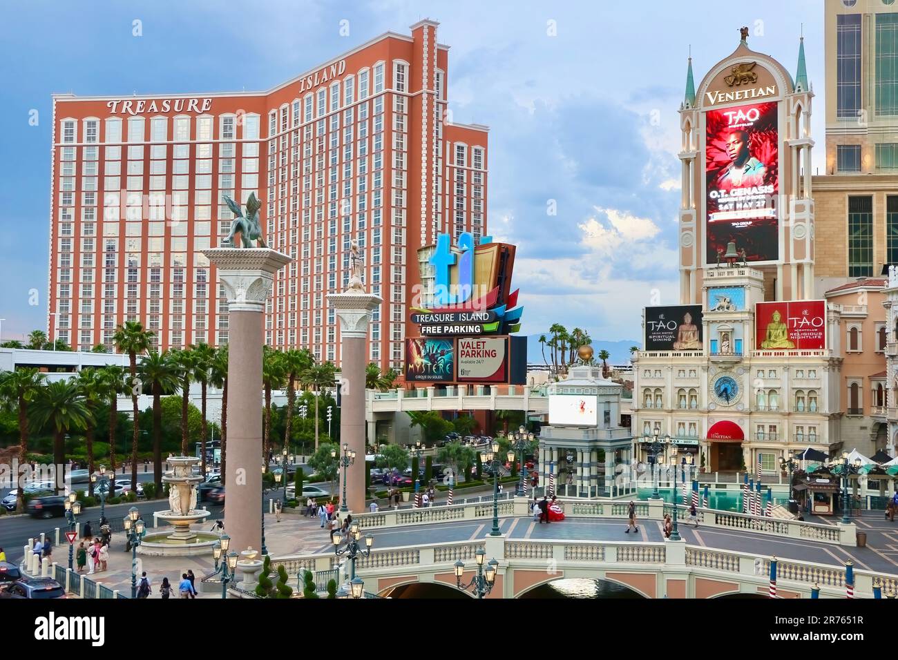 Treasure Island Hotel und Casino mit Hinweisschildern zum Venetian und Blick auf den Las Vegas Strip Las Vegas Nevada USA Stockfoto