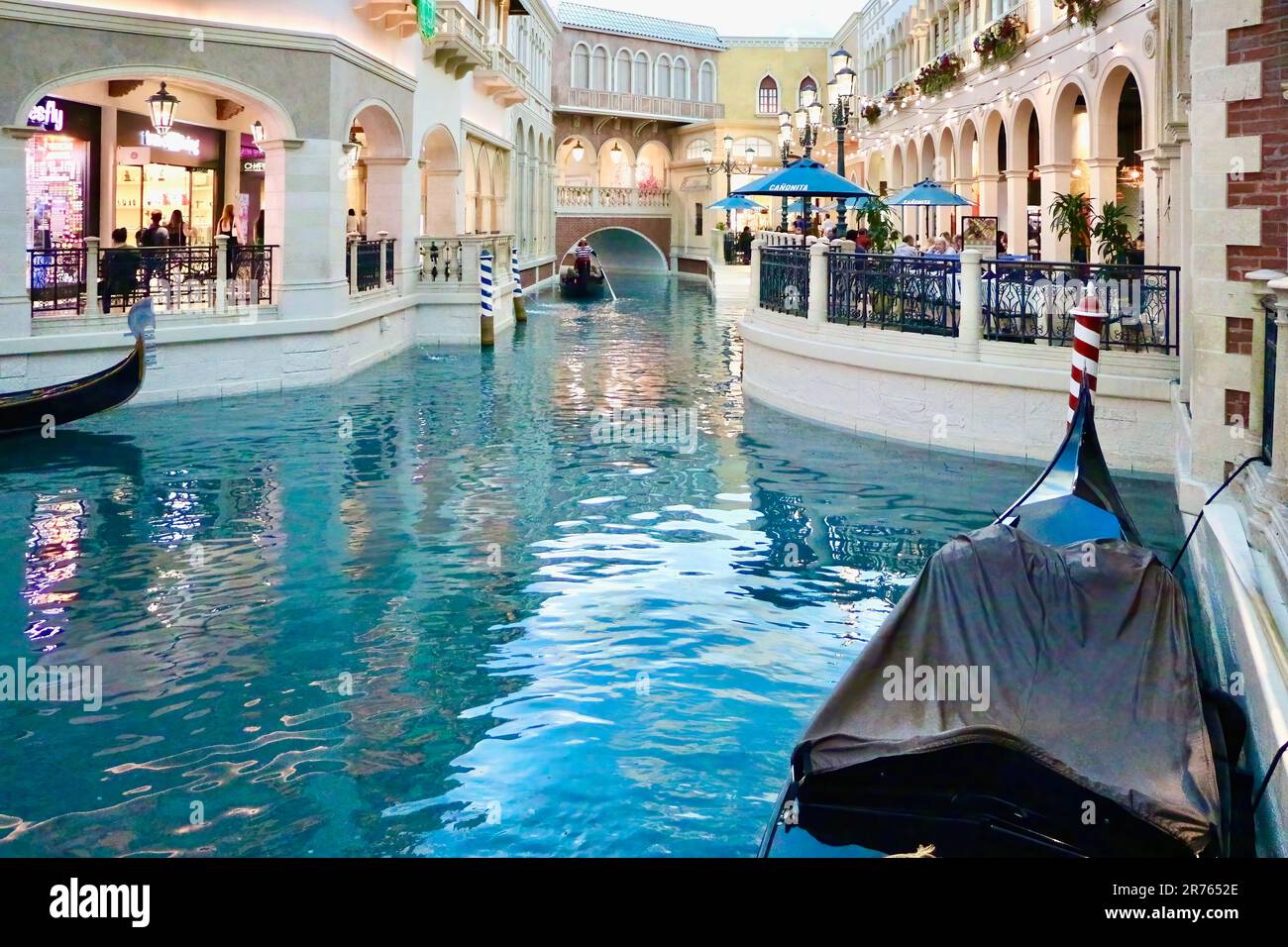 Eine Gondel auf dem falschen Canal Grande im venezianischen Casino Hotel und Einkaufszentrum Las Vegas Nevada USA Stockfoto