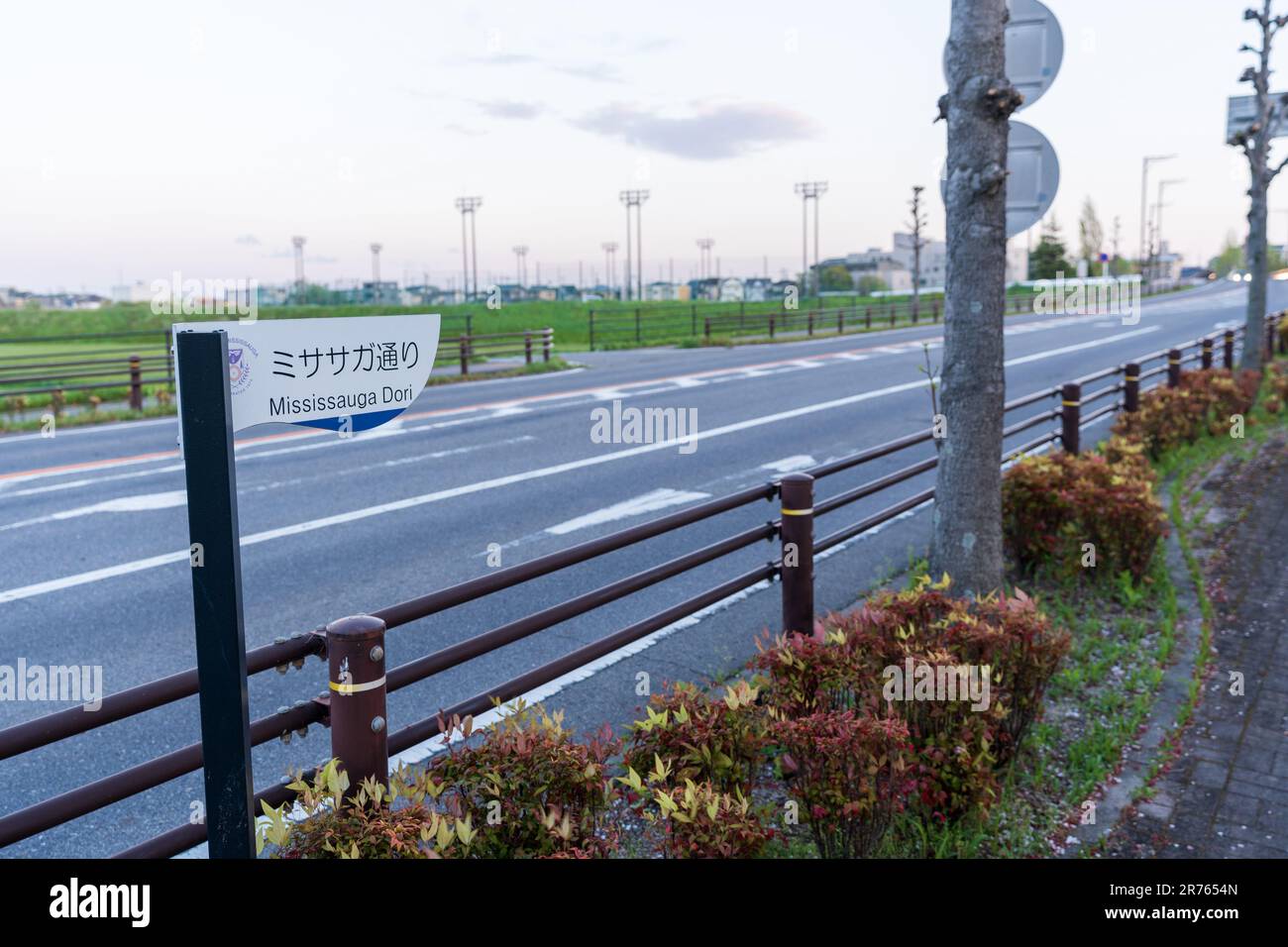 Kariya City, Aichi, Japan - April 8 2023 : Mississauga Dori Road. Schwester-Stadt-Beziehung. Stockfoto