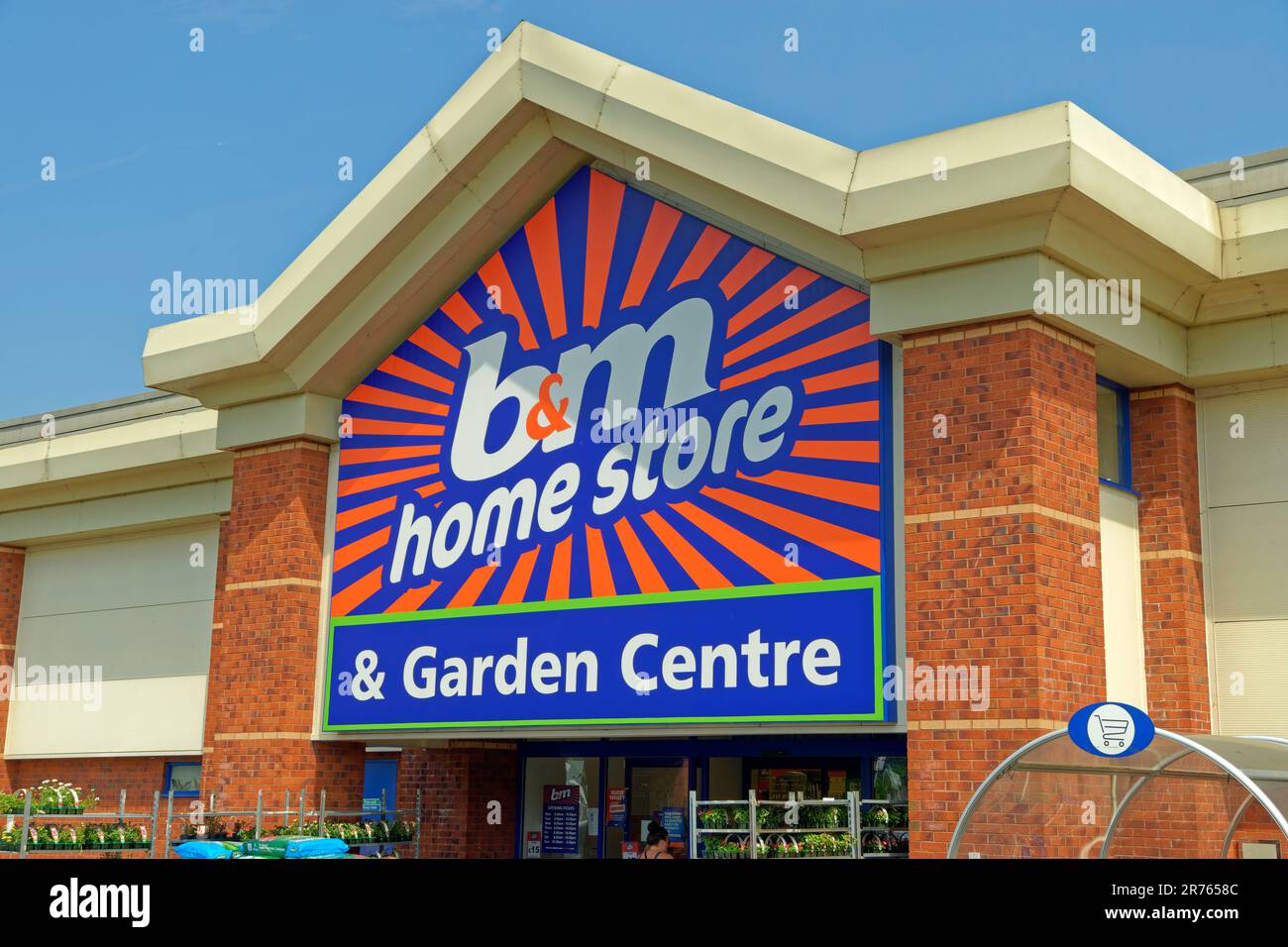 B&M Home Store und Garden Centre in Warrington in Cheshire, England. Stockfoto